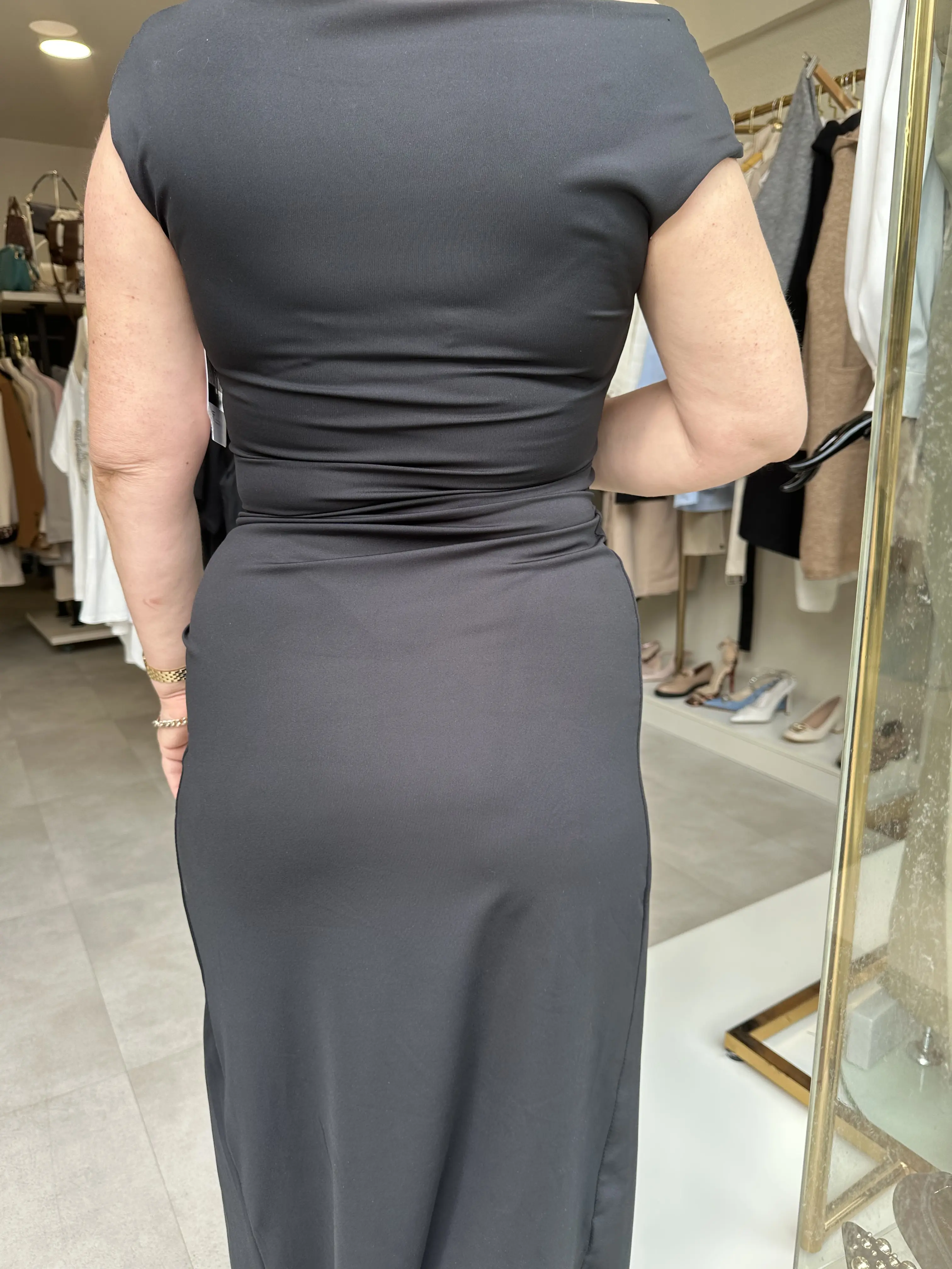 Μαύρο φόρεμα με χρυσή αγκράφα