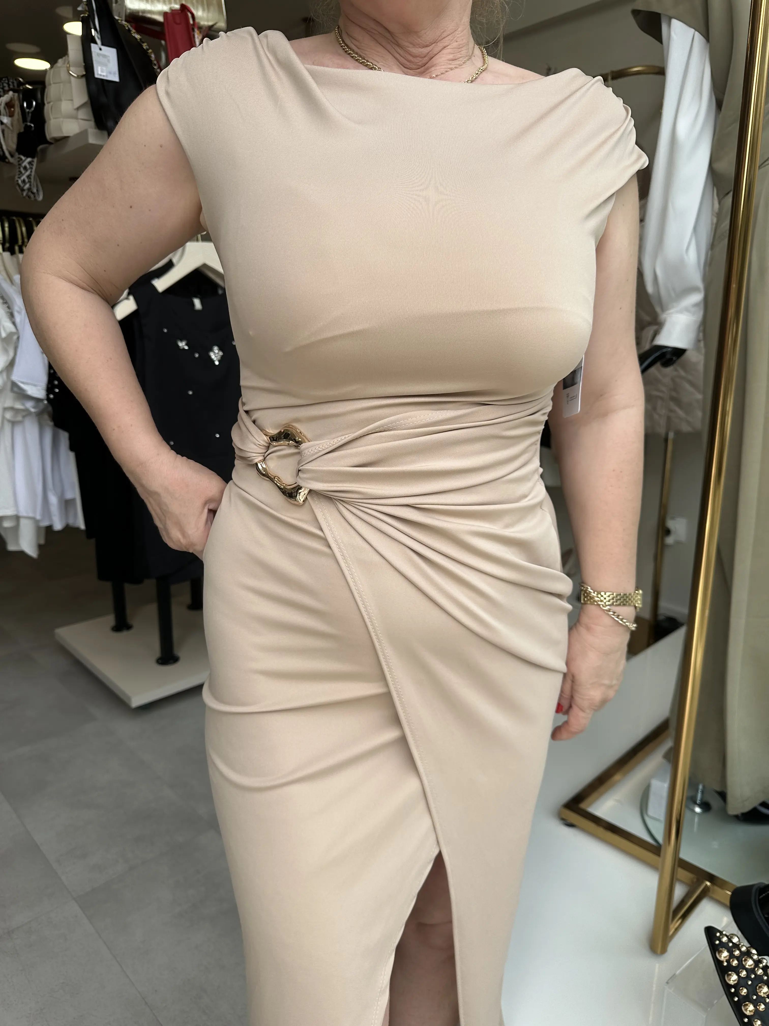 Μπεζ φόρεμα με χρυσή αγκράφα