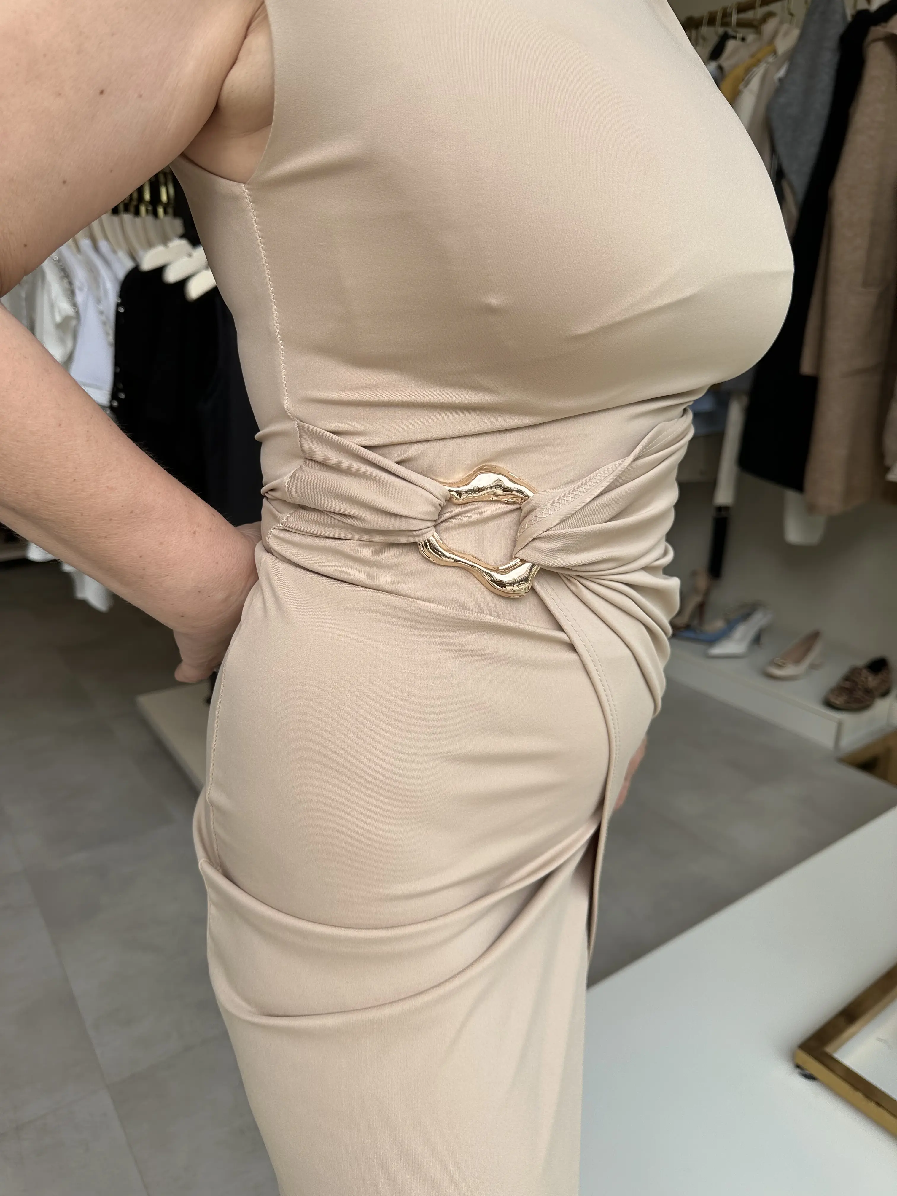 Μπεζ φόρεμα με χρυσή αγκράφα