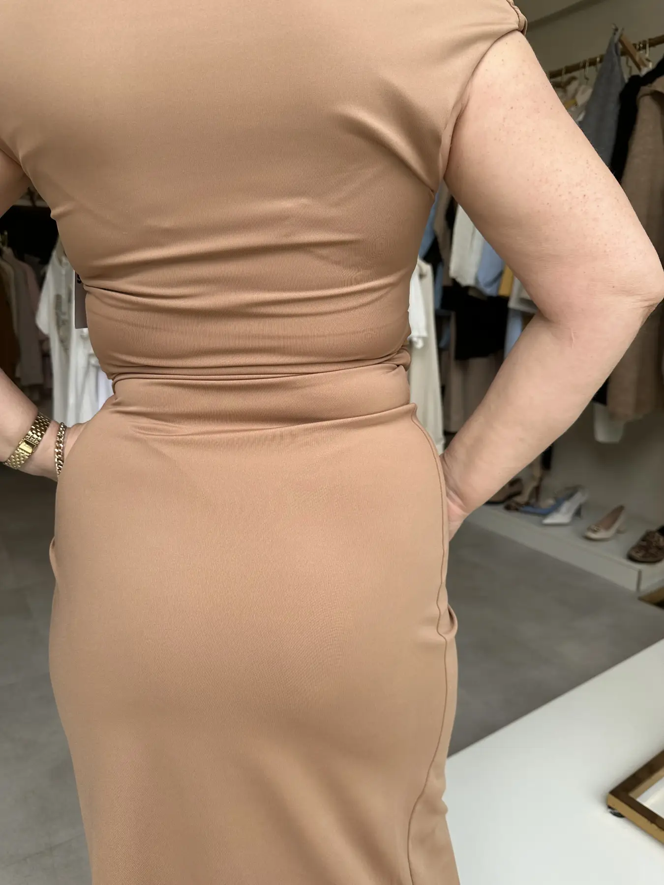 Κάμελ φόρεμα με χρυσή αγκράφα