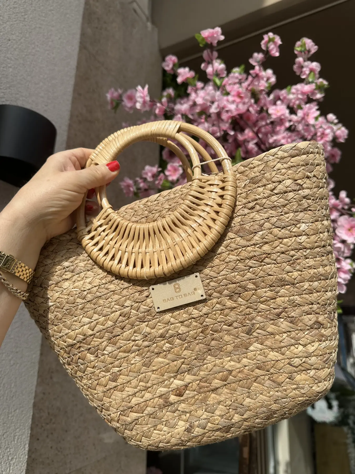 Ψάθινη τσάντα σε μπεζ απόχρωση με στρογγυλό χερούλι από μπαμπού