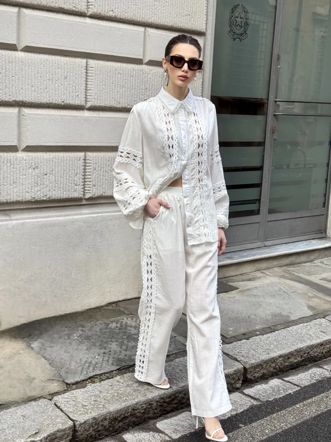 Λευκό σετ με λεπτομέρεια κιπούρ και κέντημα