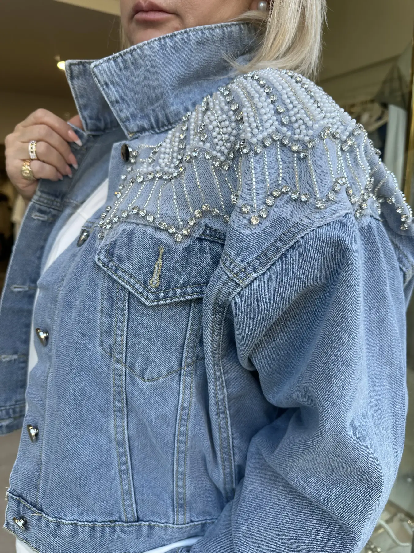 denim jacket ανοιχτόχρωμο με λεπτομέρεια στους ώμους με πέρλες και στράς