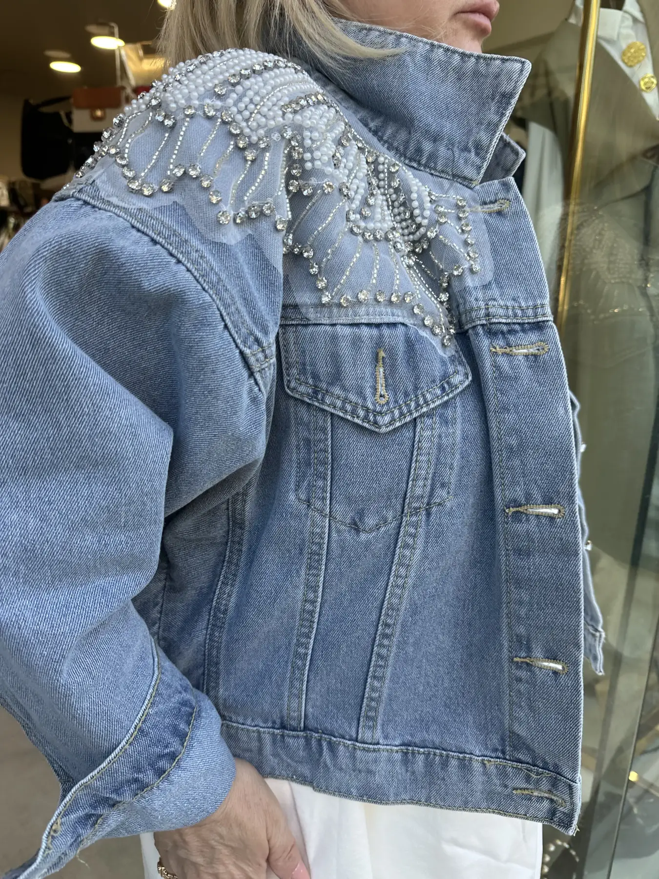 denim jacket ανοιχτόχρωμο με λεπτομέρεια στους ώμους με πέρλες και στράς