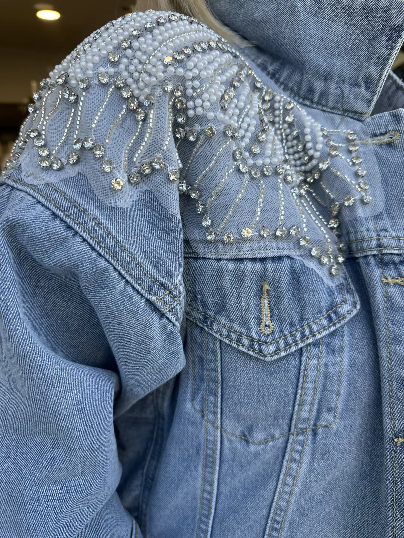 denim jacket ανοιχτόχρωμο με λεπτομέρεια στους ώμους με πέρλες και στράς
