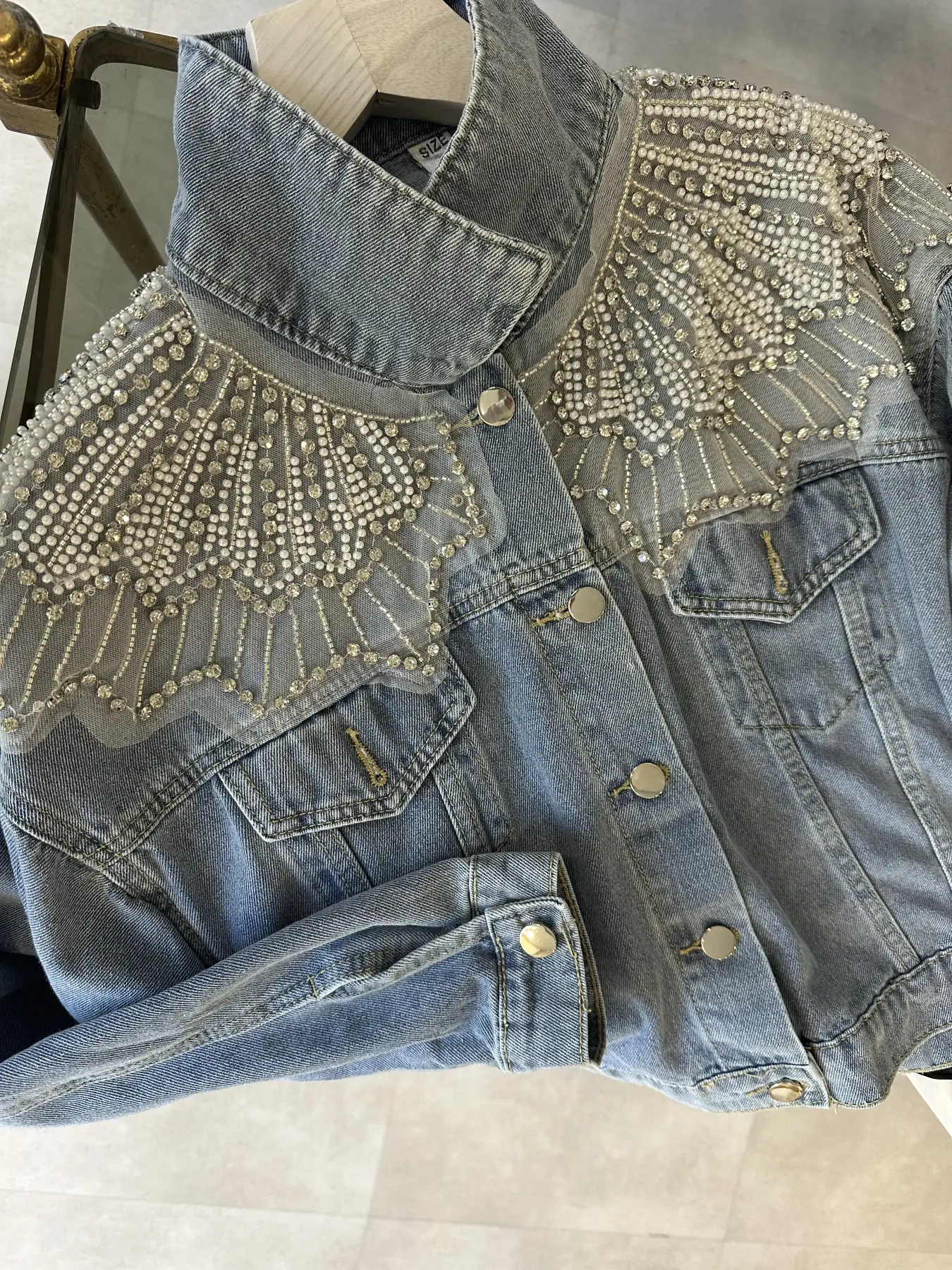 denim jacket ανοιχτόχρωμο με λεπτομέρεια στους ώμους με πέρλες και στράς