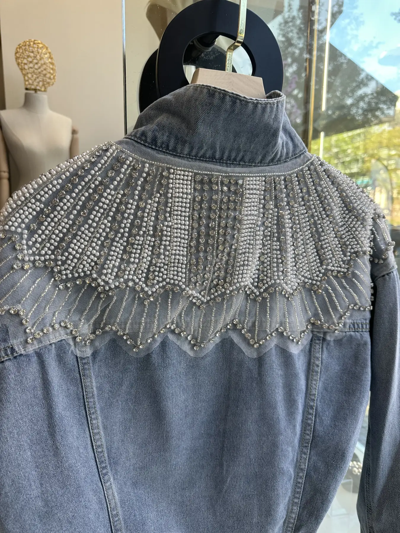 denim jacket ανοιχτόχρωμο με λεπτομέρεια στους ώμους με πέρλες και στράς