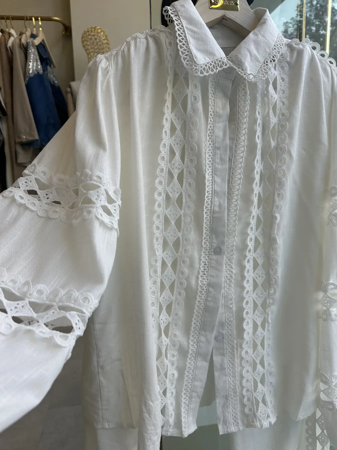 Λευκό σετ με λεπτομέρεια κιπούρ και κέντημα