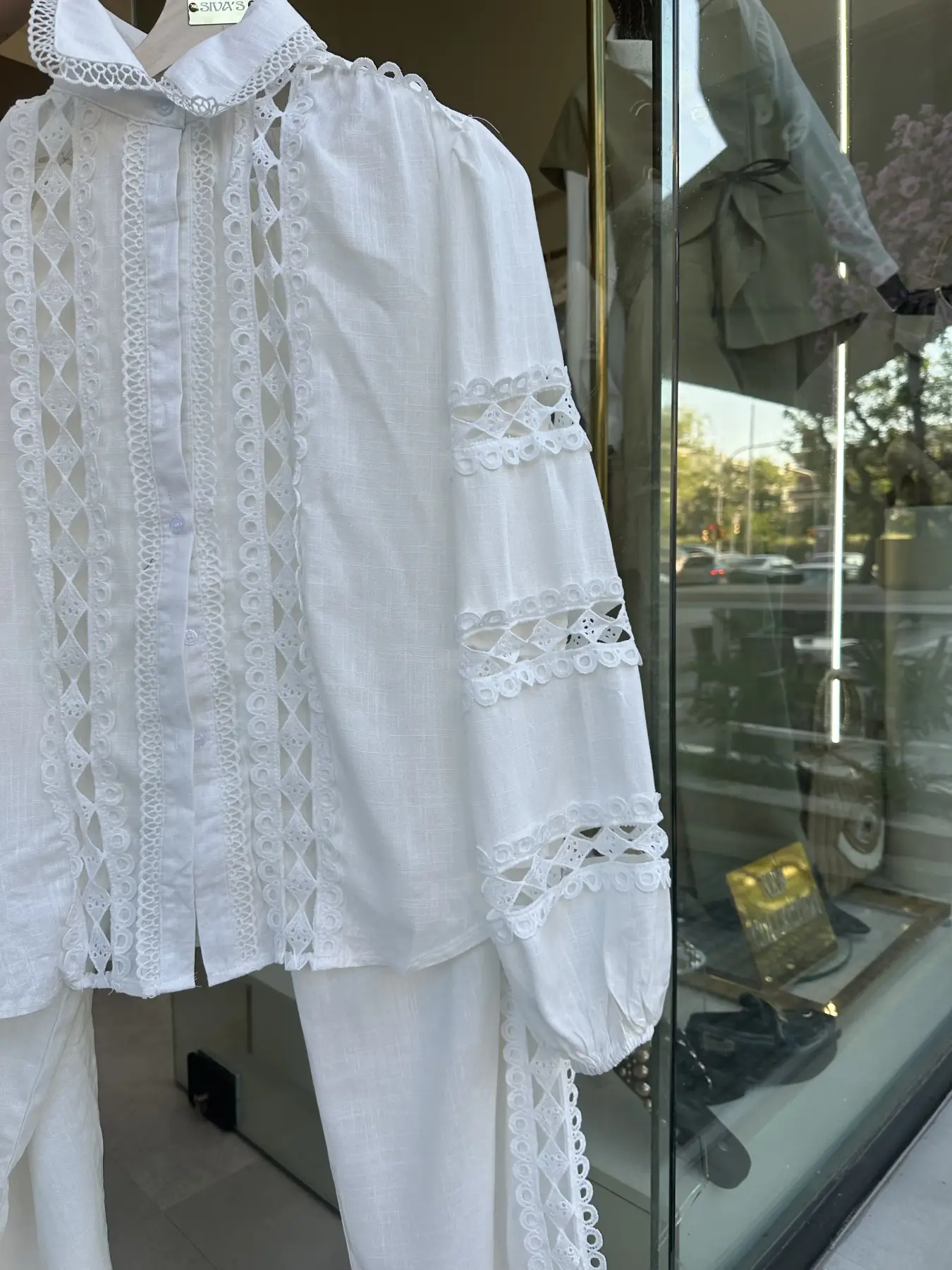 Λευκό σετ με λεπτομέρεια κιπούρ και κέντημα