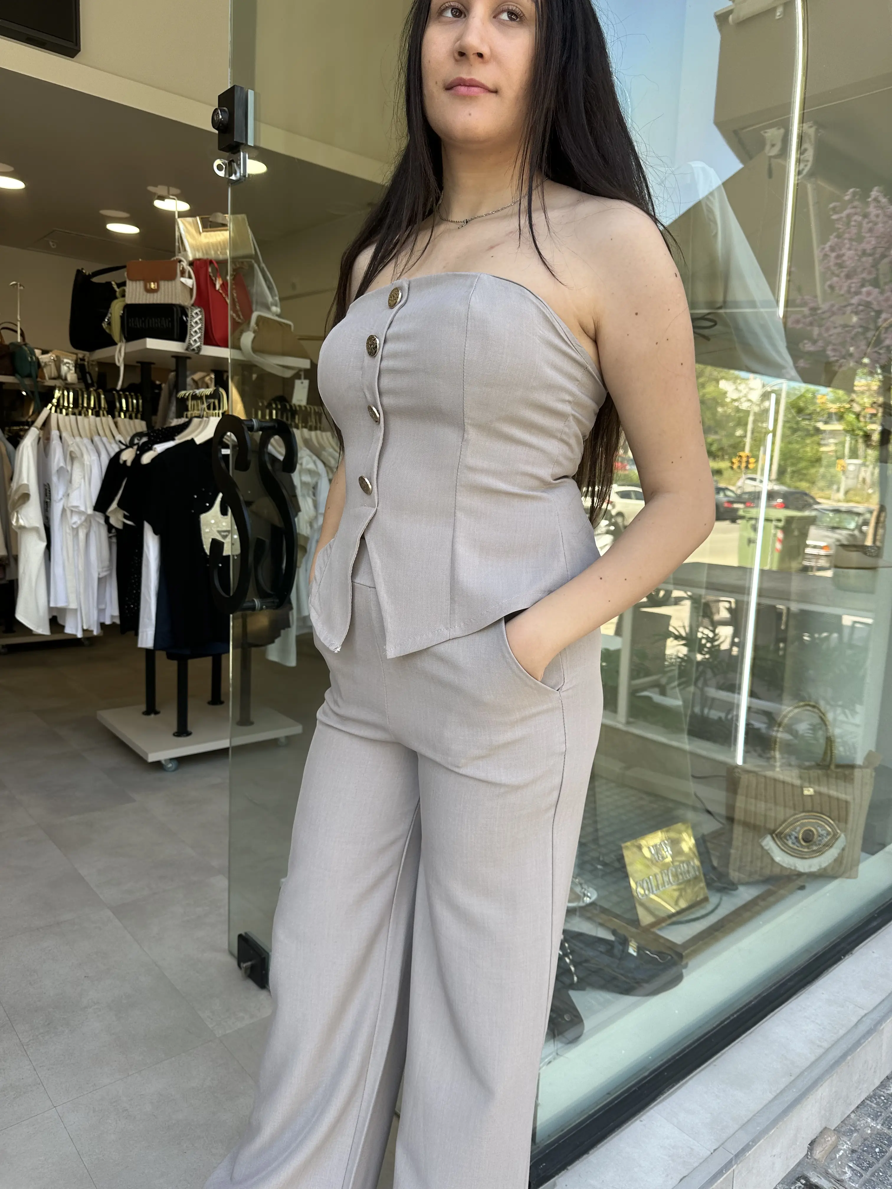 Σετ τοπ strapless με χρυσά κουμπιά και παντελόνι μπέζ σκούρο