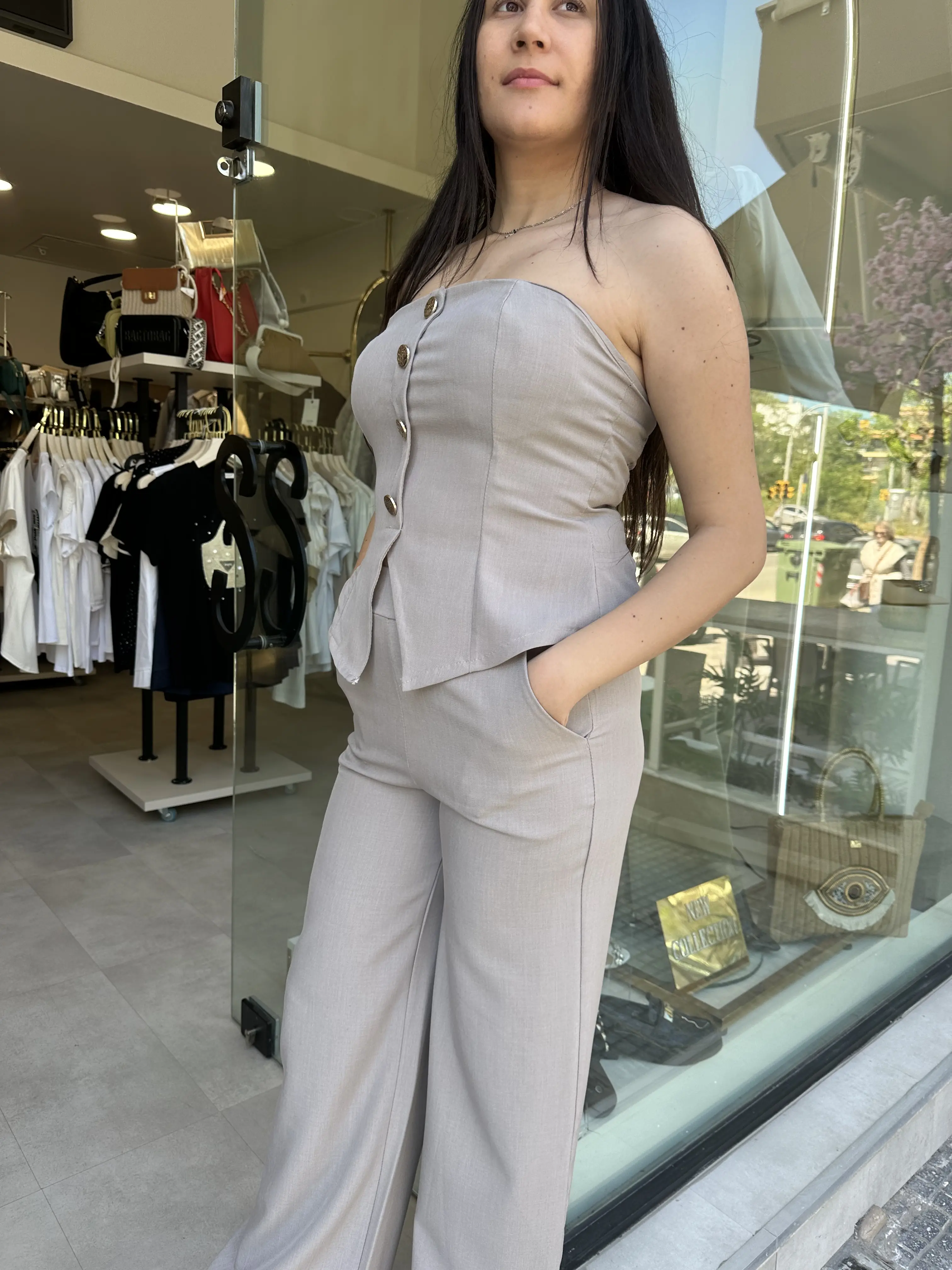 Σετ τοπ strapless με χρυσά κουμπιά και παντελόνι μπέζ σκούρο