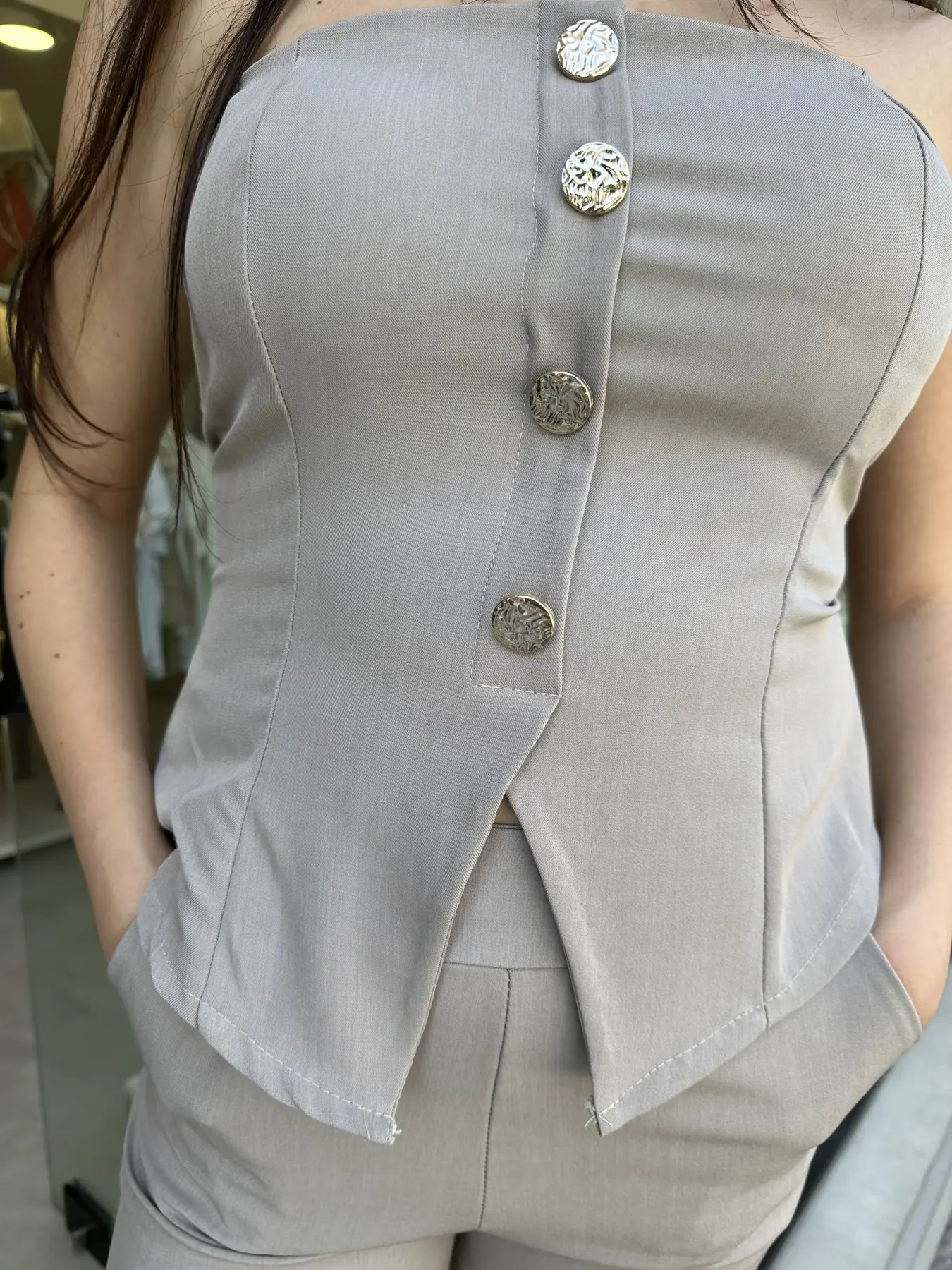 Σετ τοπ strapless με χρυσά κουμπιά και παντελόνι μπέζ σκούρο