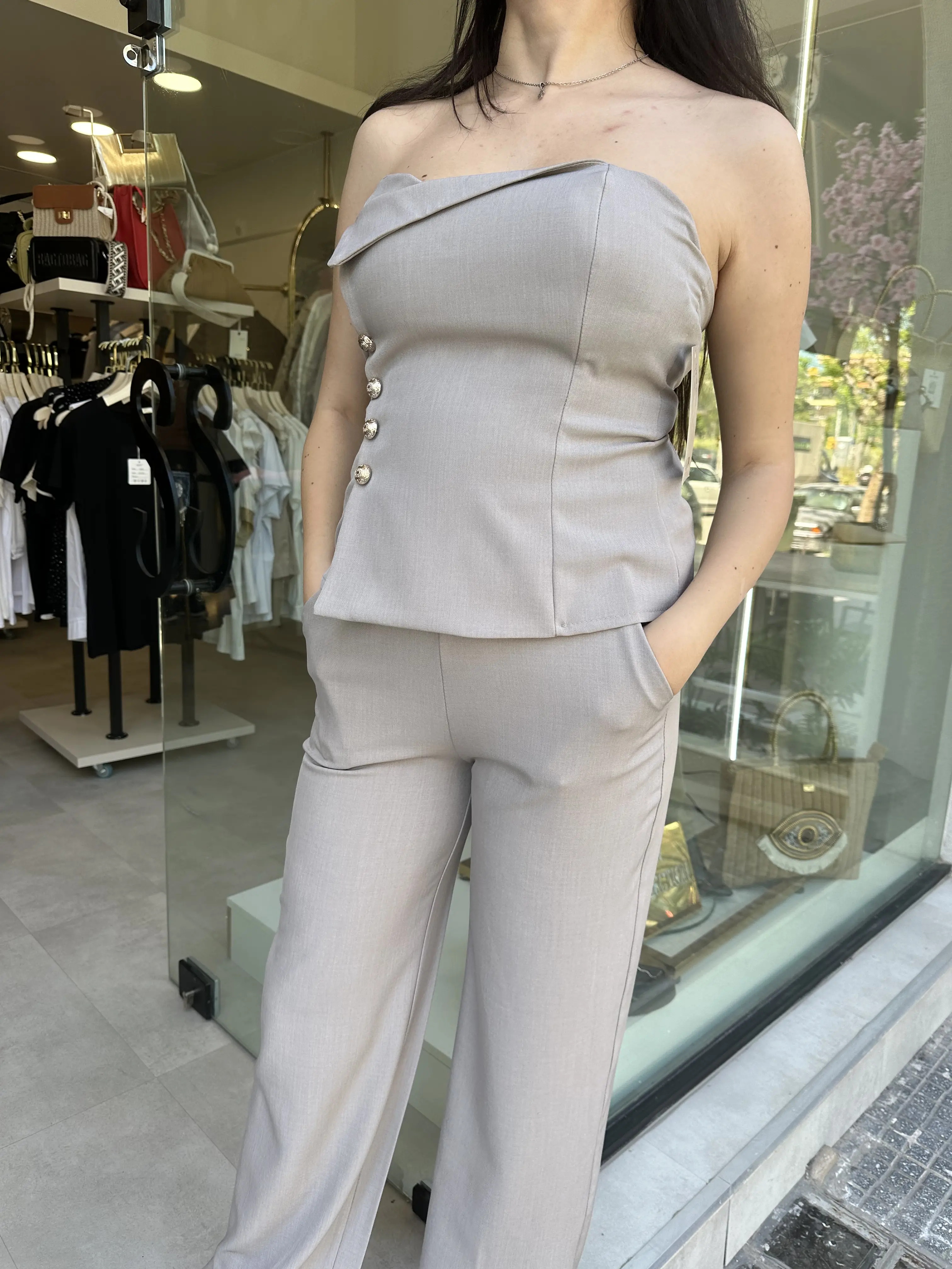 Σετ τοπ strapless με όψη φάκελου χρυσά κουμπιά και παντελόνι της άμμου