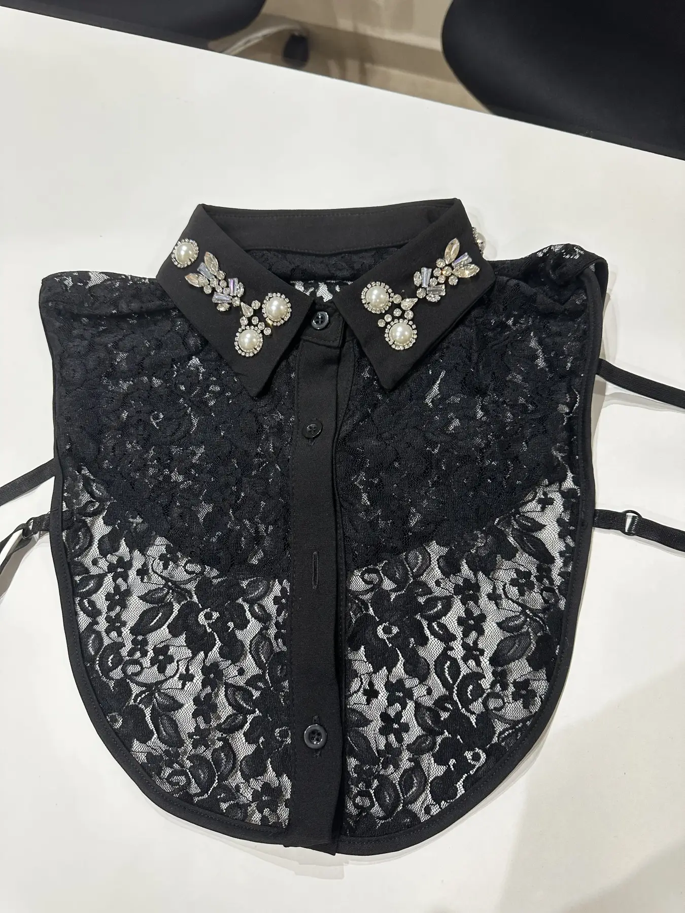 μάυρος γιακάς με πέρλες, στράς και λεπτομέρεια δαντέλα