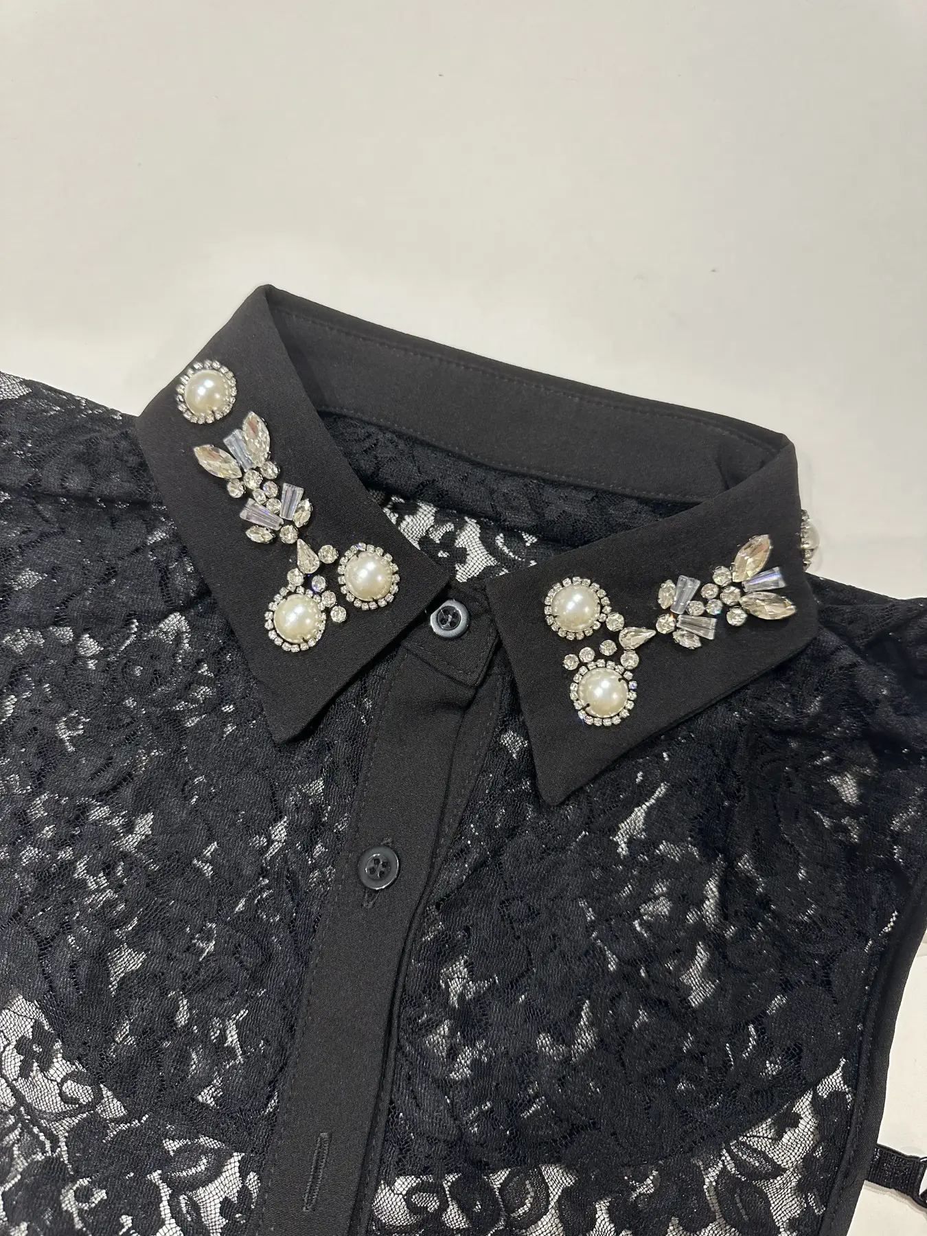 μάυρος γιακάς με πέρλες, στράς και λεπτομέρεια δαντέλα