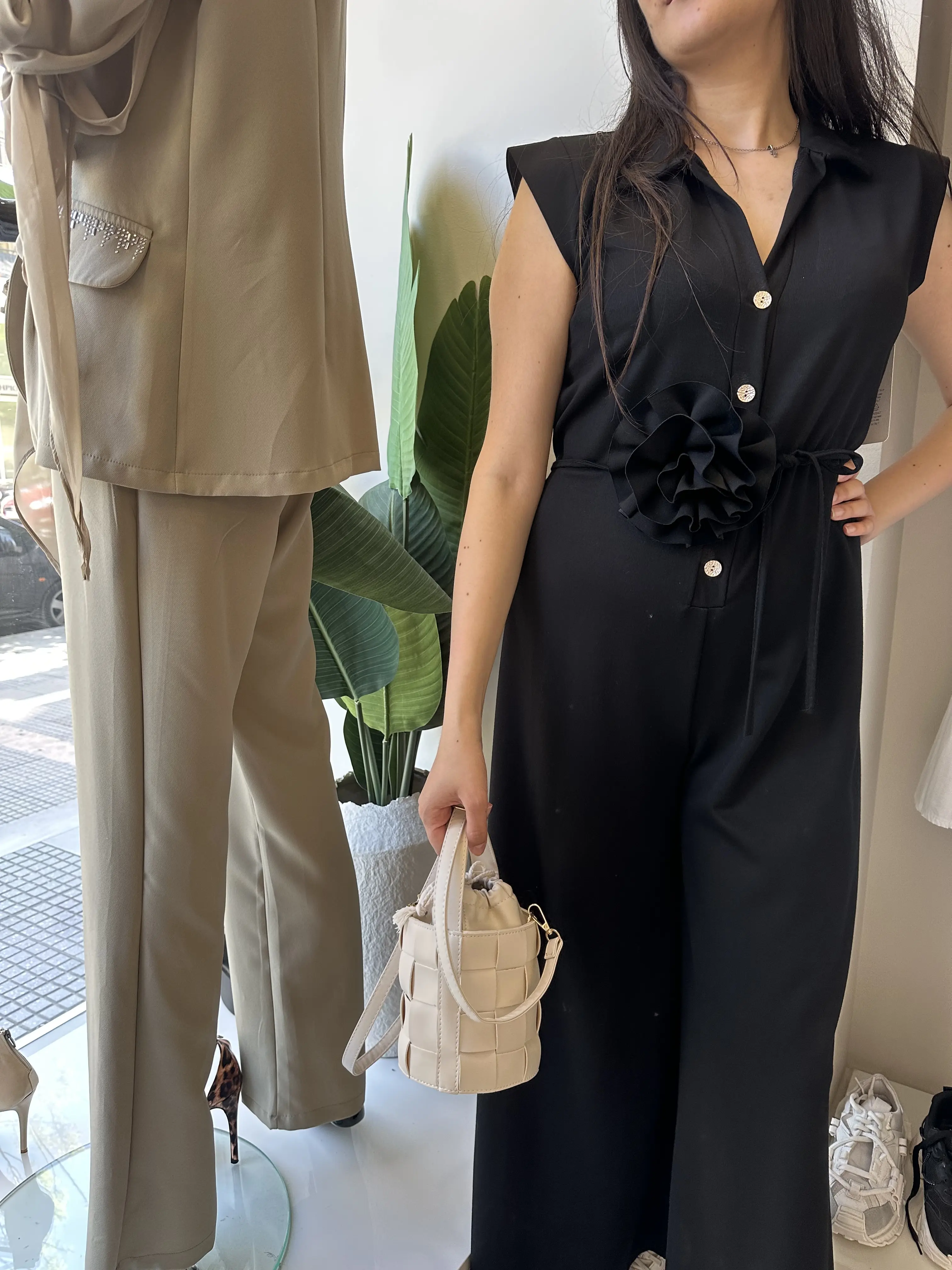 Μάυρη ολόσωμη φόρμα με λεπτομέρεια ζωνάκι τριαντάφυλλο