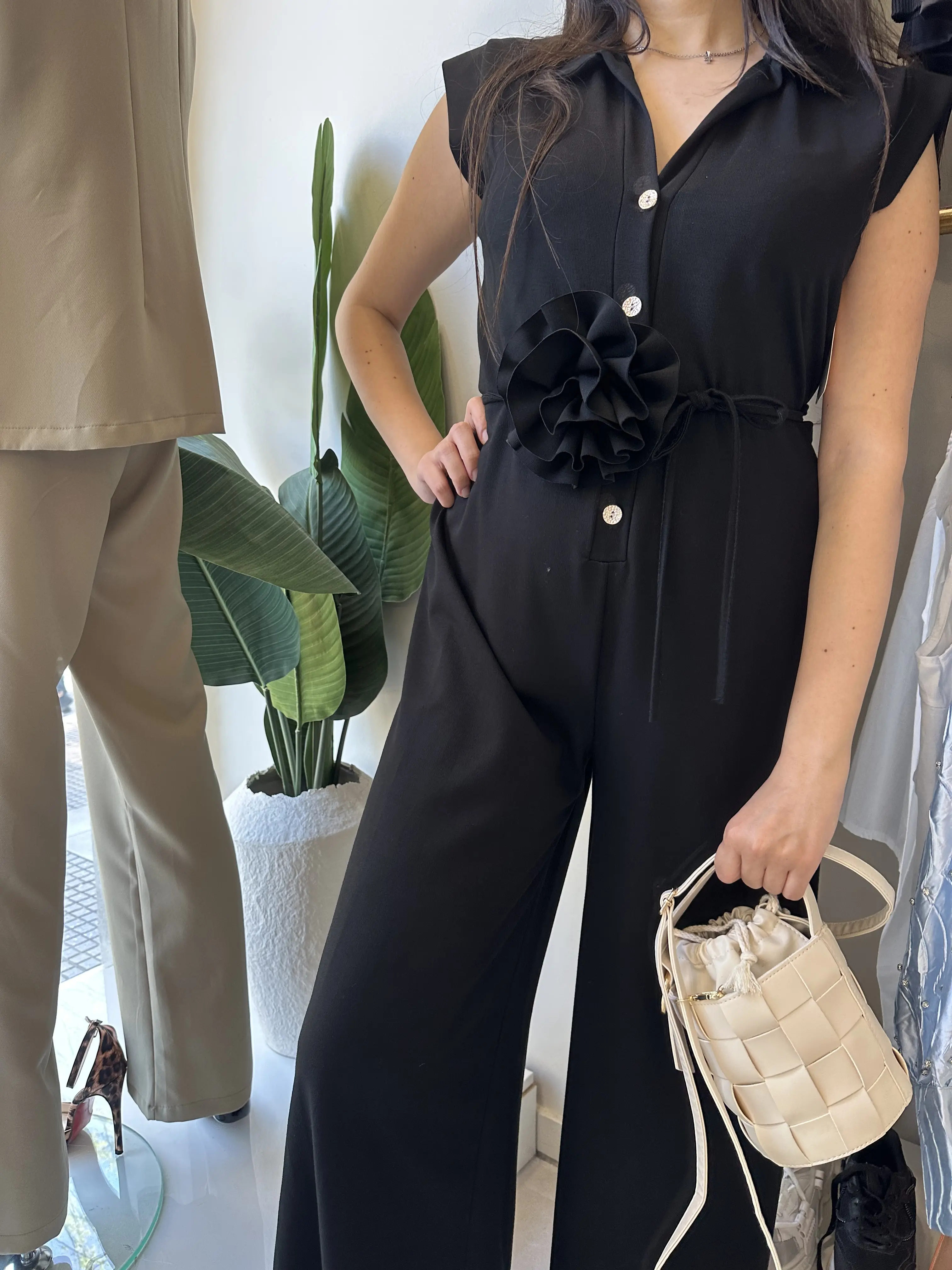 Μάυρη ολόσωμη φόρμα με λεπτομέρεια ζωνάκι τριαντάφυλλο