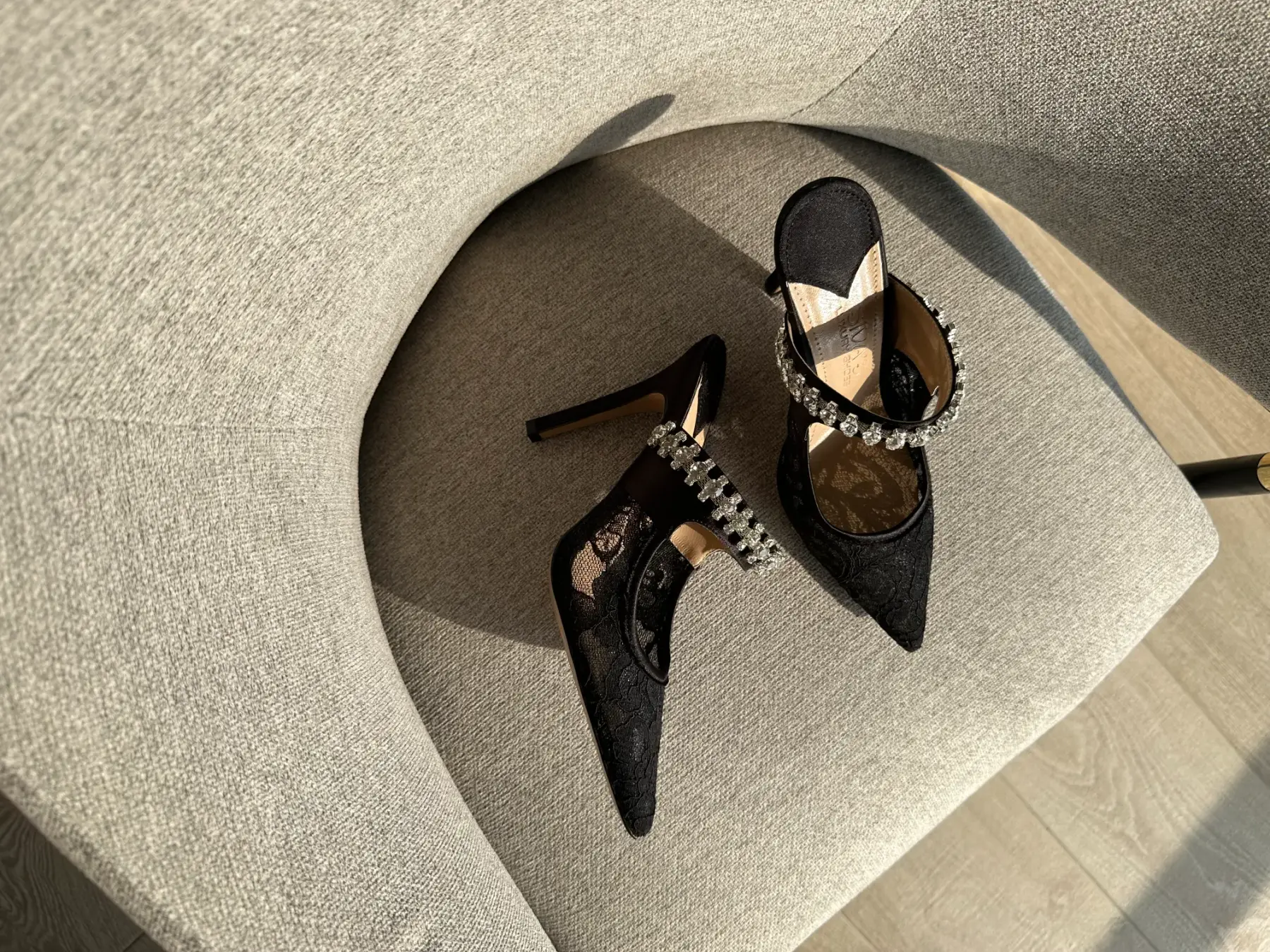 μαύρα μυτερά mules με δαντέλα και λεπτομέρεια στράς