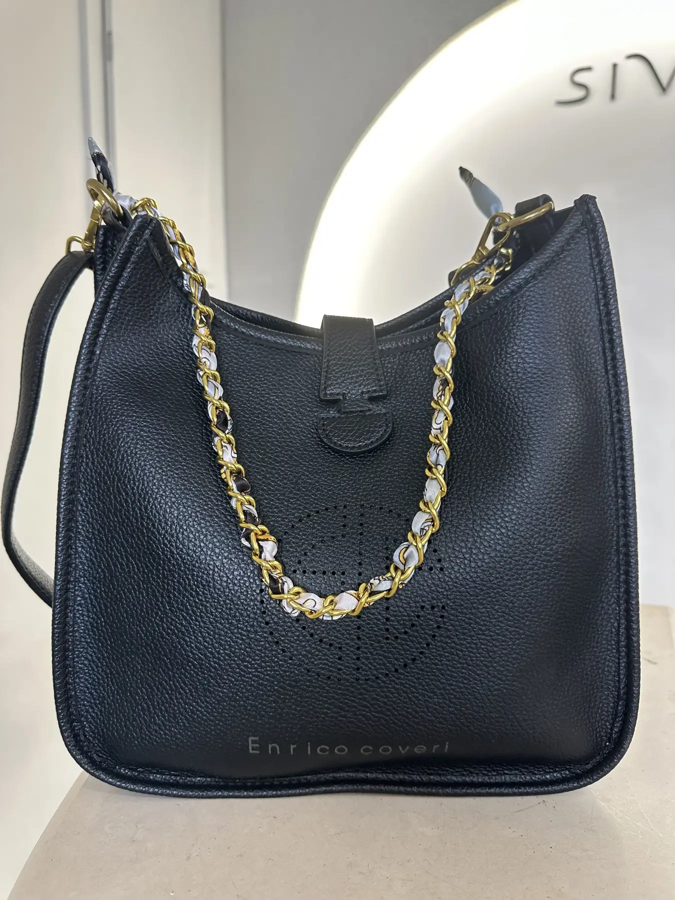 Τσάντα Μαύρη Δερματίνη με μικρότερο τσαντάκι και λεπτομέρεια αλυσίδα