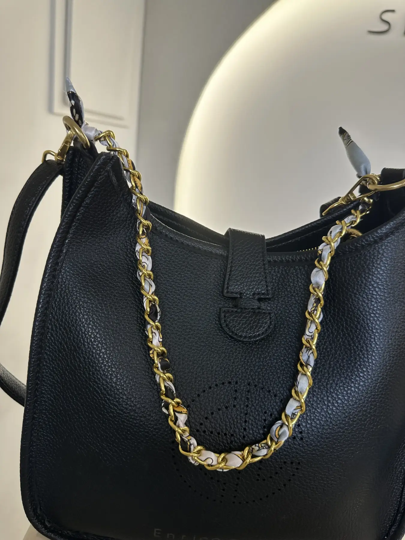Τσάντα Μαύρη Δερματίνη με μικρότερο τσαντάκι και λεπτομέρεια αλυσίδα