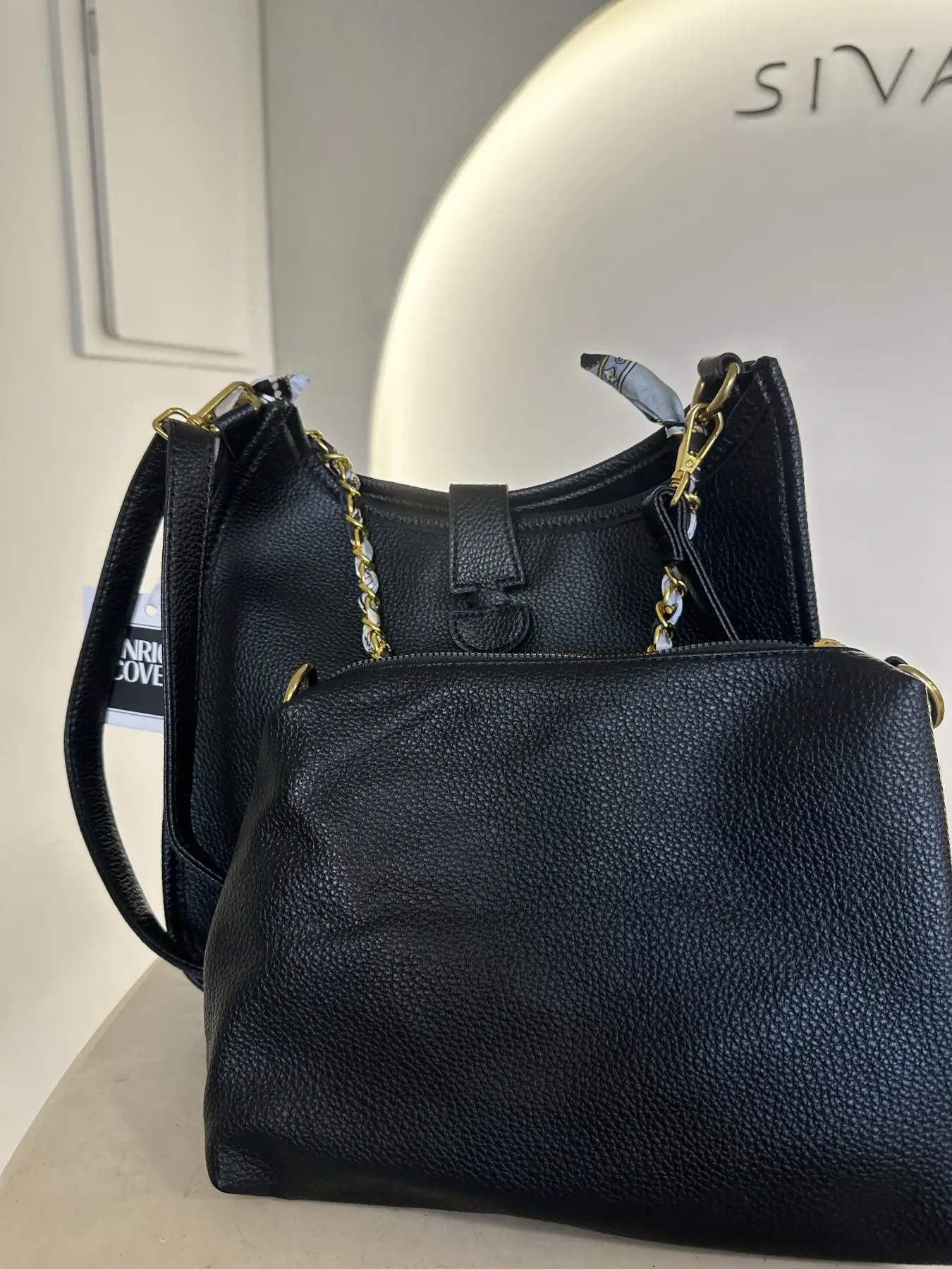 Τσάντα Μαύρη Δερματίνη με μικρότερο τσαντάκι και λεπτομέρεια αλυσίδα