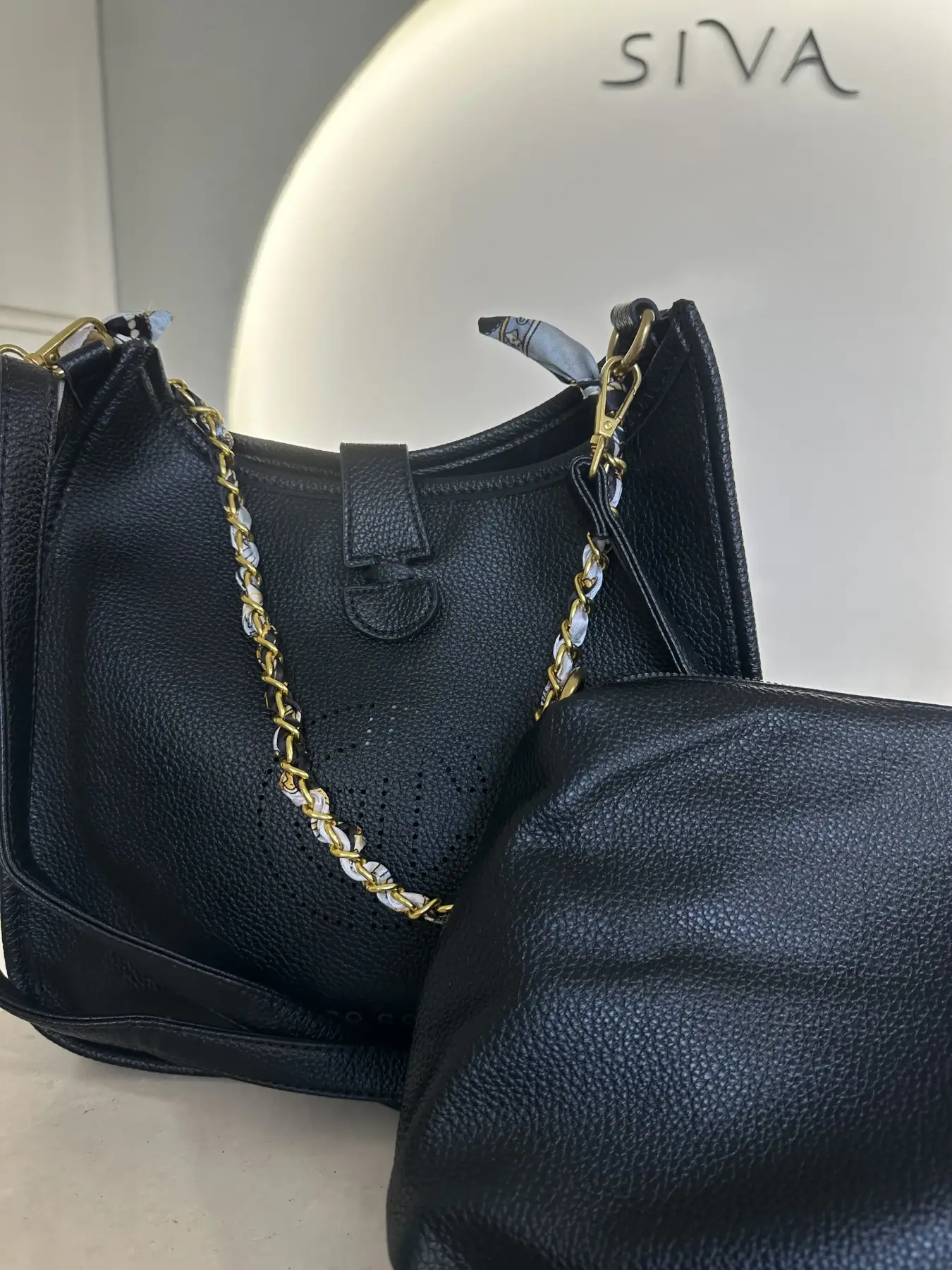 Τσάντα Μαύρη Δερματίνη με μικρότερο τσαντάκι και λεπτομέρεια αλυσίδα
