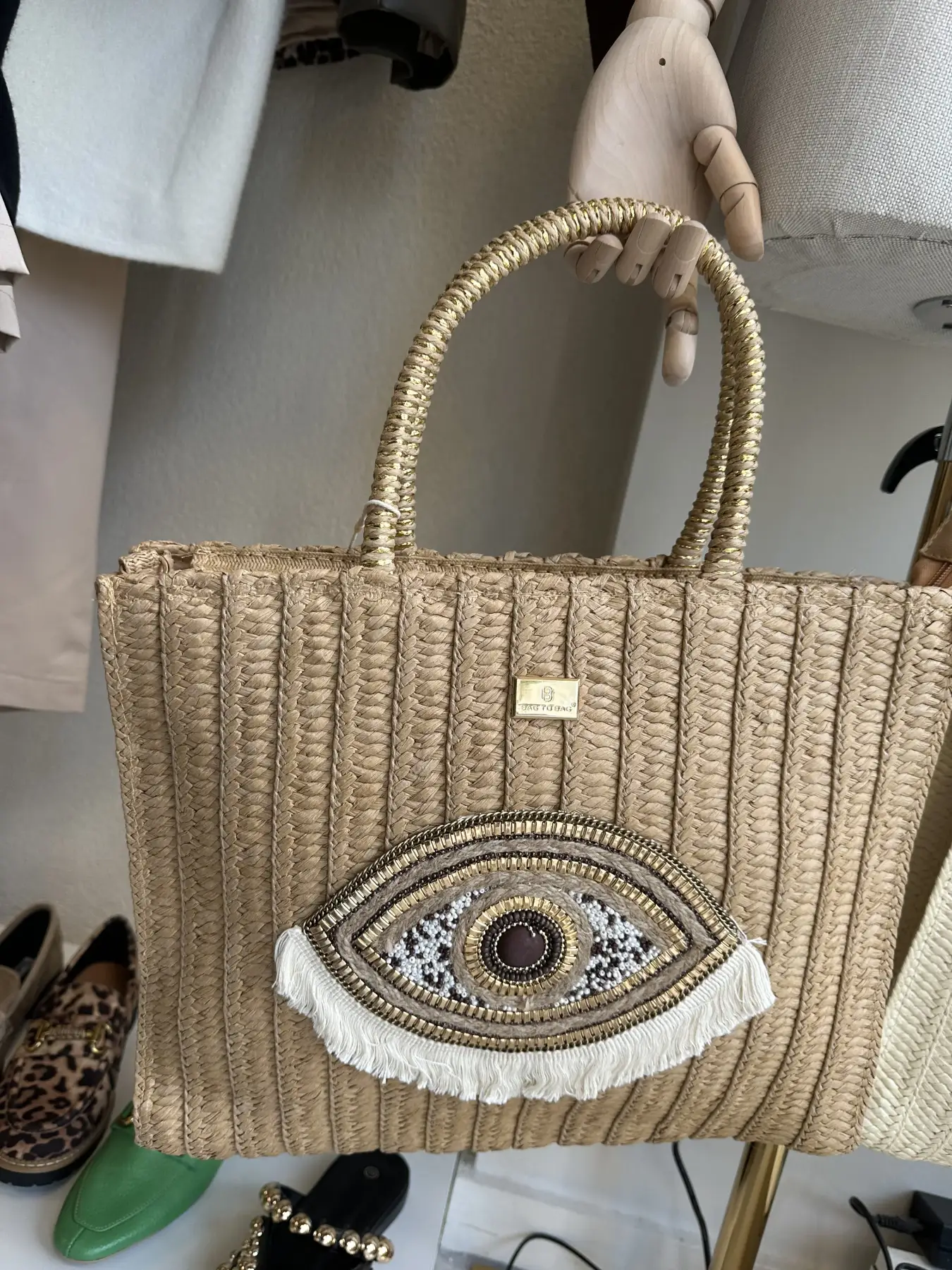 Ψάθινη τσάντα με λεπτομέρεια μάτι κρόσια και αλυσίδα