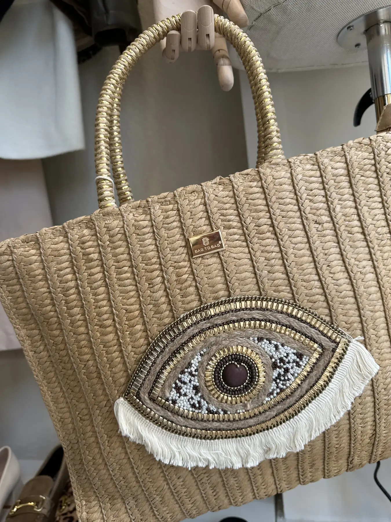 Ψάθινη τσάντα με λεπτομέρεια μάτι κρόσια και αλυσίδα