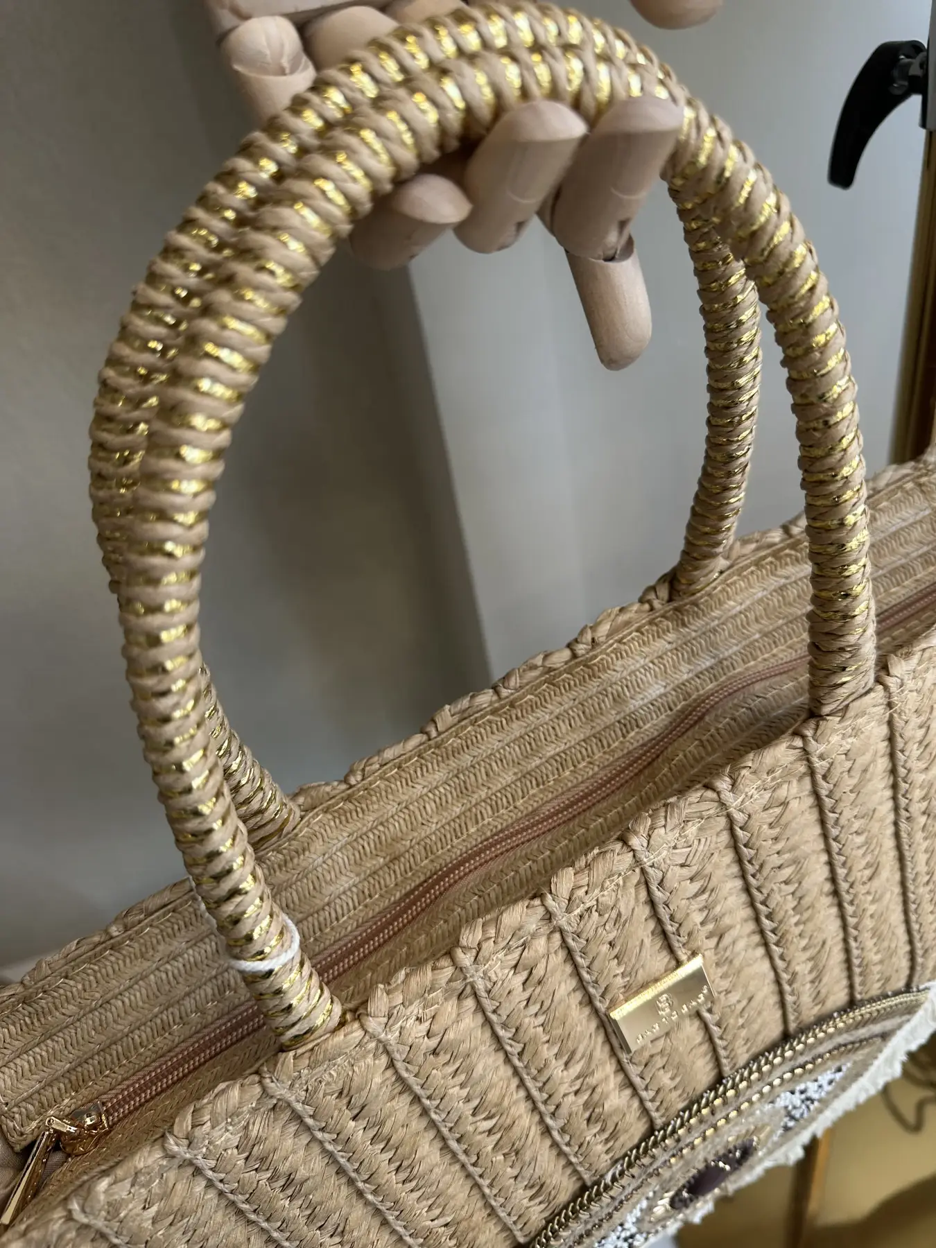 Ψάθινη τσάντα με λεπτομέρεια μάτι κρόσια και αλυσίδα