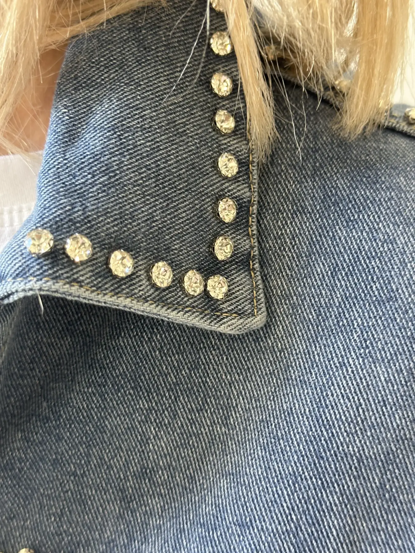 Σκούρο denim jacket με στράς