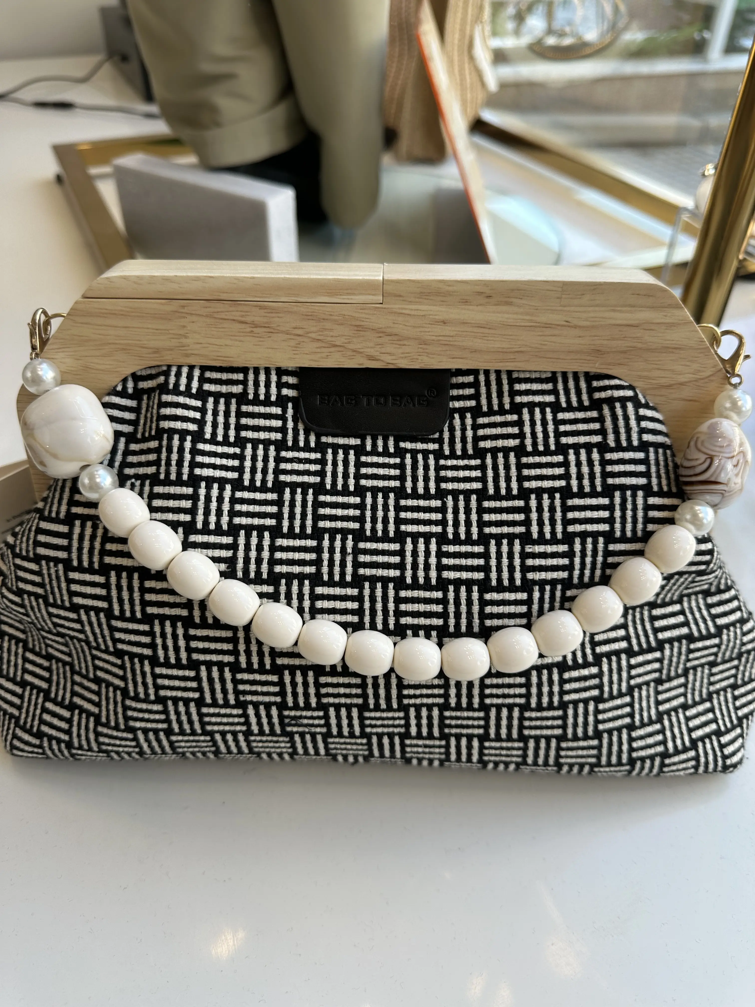 ασπρόμαυρη τσάντα χειρός κλάτς