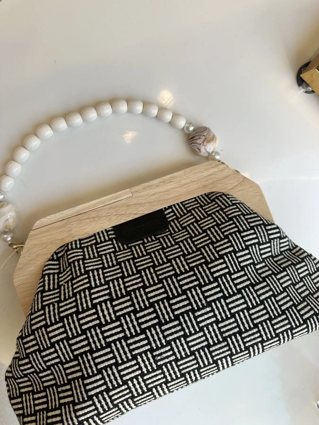 ασπρόμαυρη τσάντα χειρός κλάτς