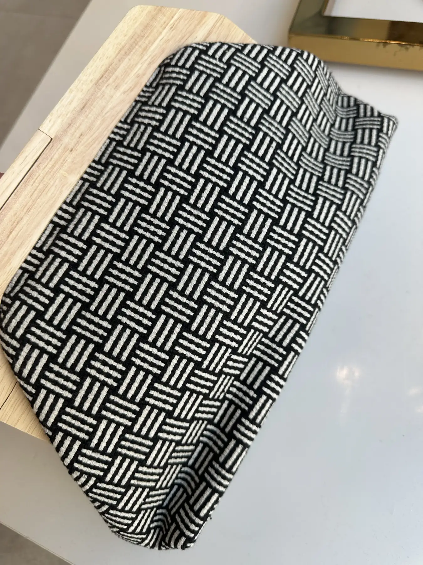 ασπρόμαυρη τσάντα χειρός κλάτς