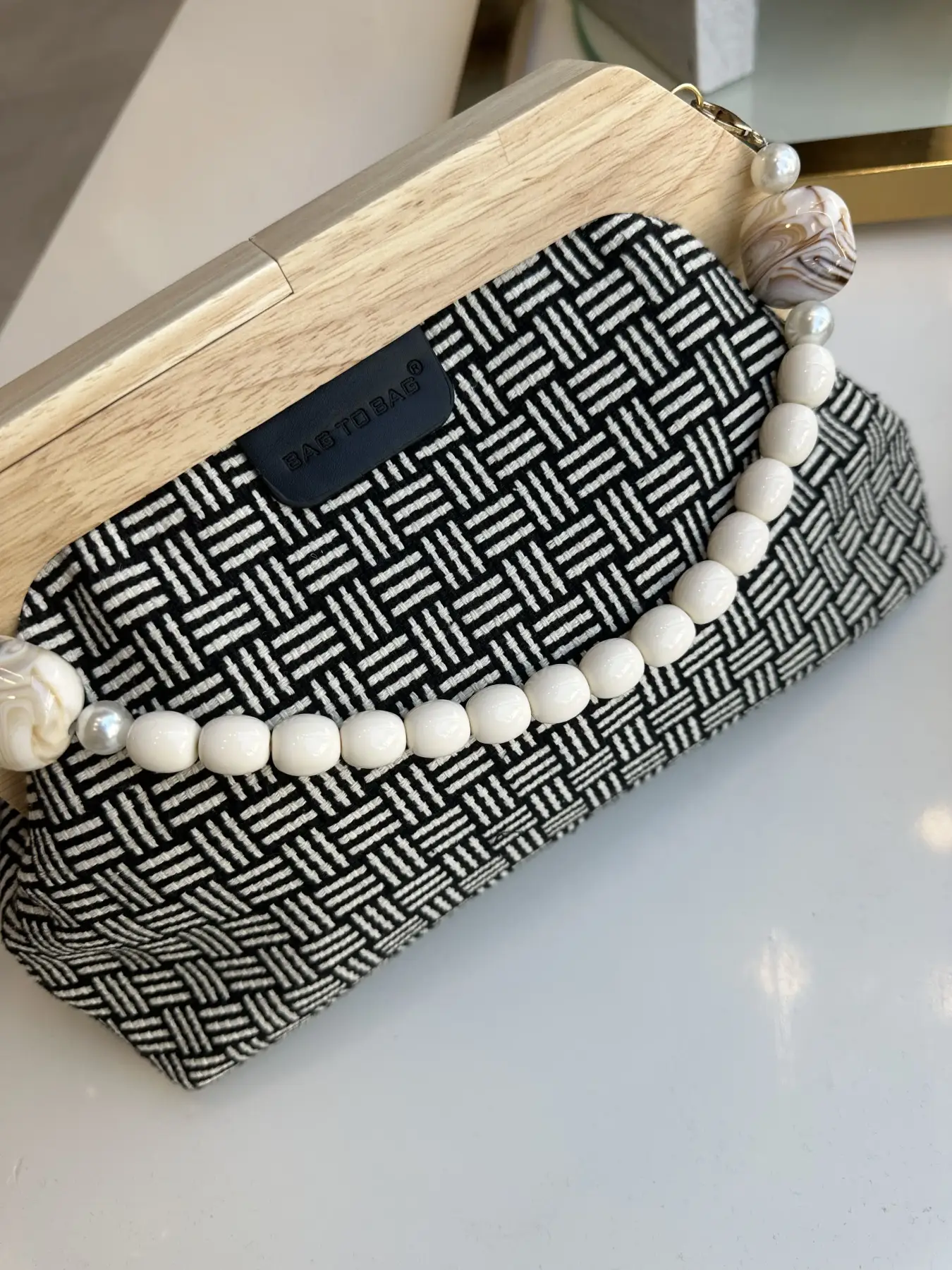 ασπρόμαυρη τσάντα χειρός κλάτς