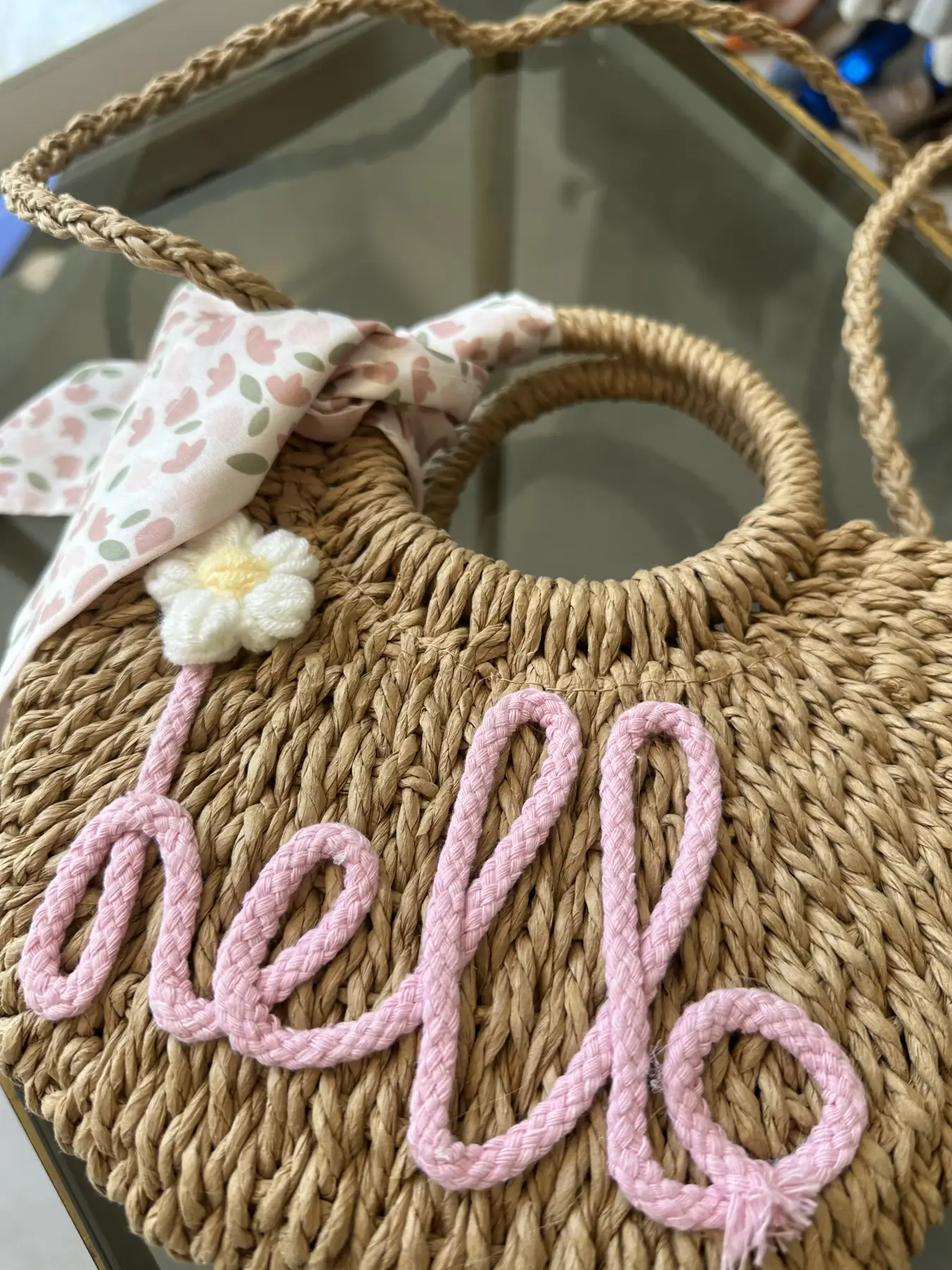 Ψάθινο τσαντάκι με λογότυπο κέντημα και λουράκι