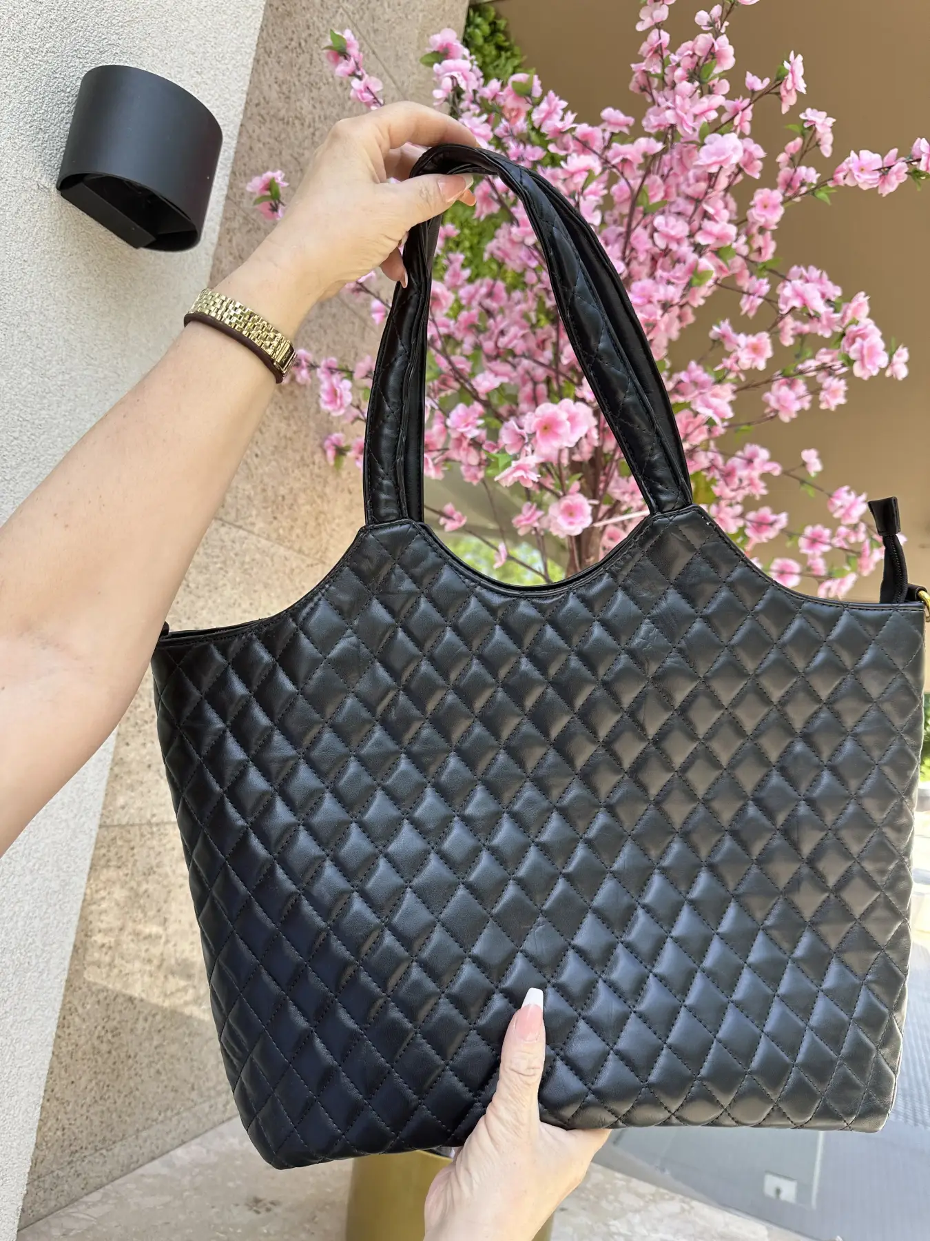 Μάυρη δερματίνη τσάντα με λουράκι