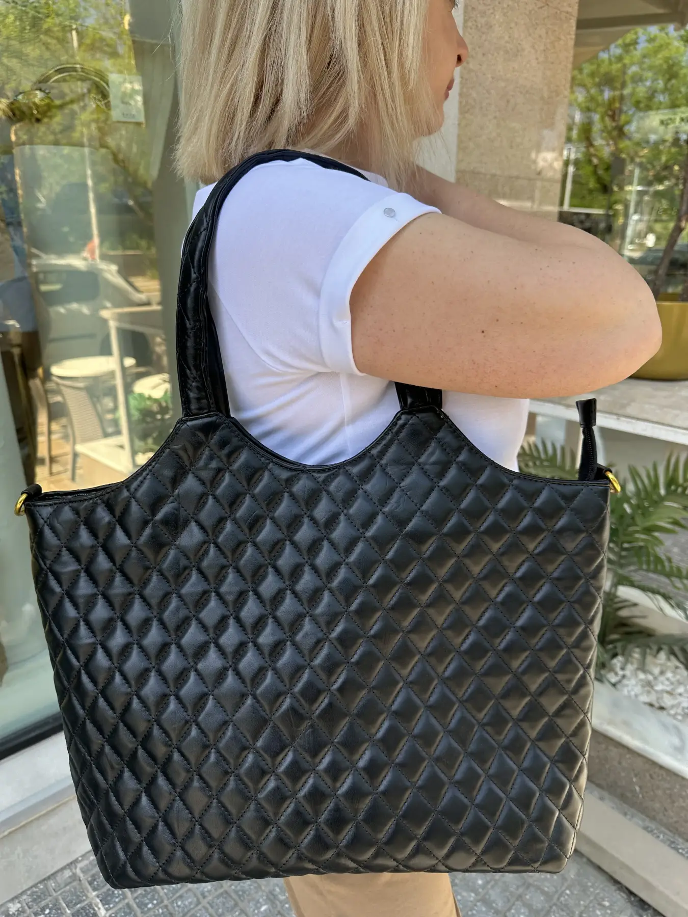 Μάυρη δερματίνη τσάντα με λουράκι