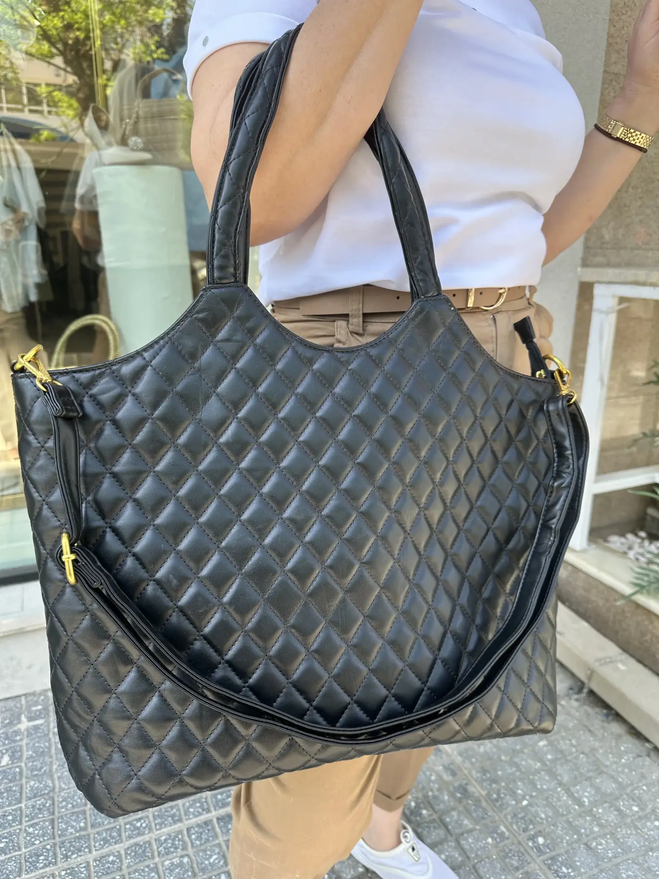 Μάυρη δερματίνη τσάντα με λουράκι