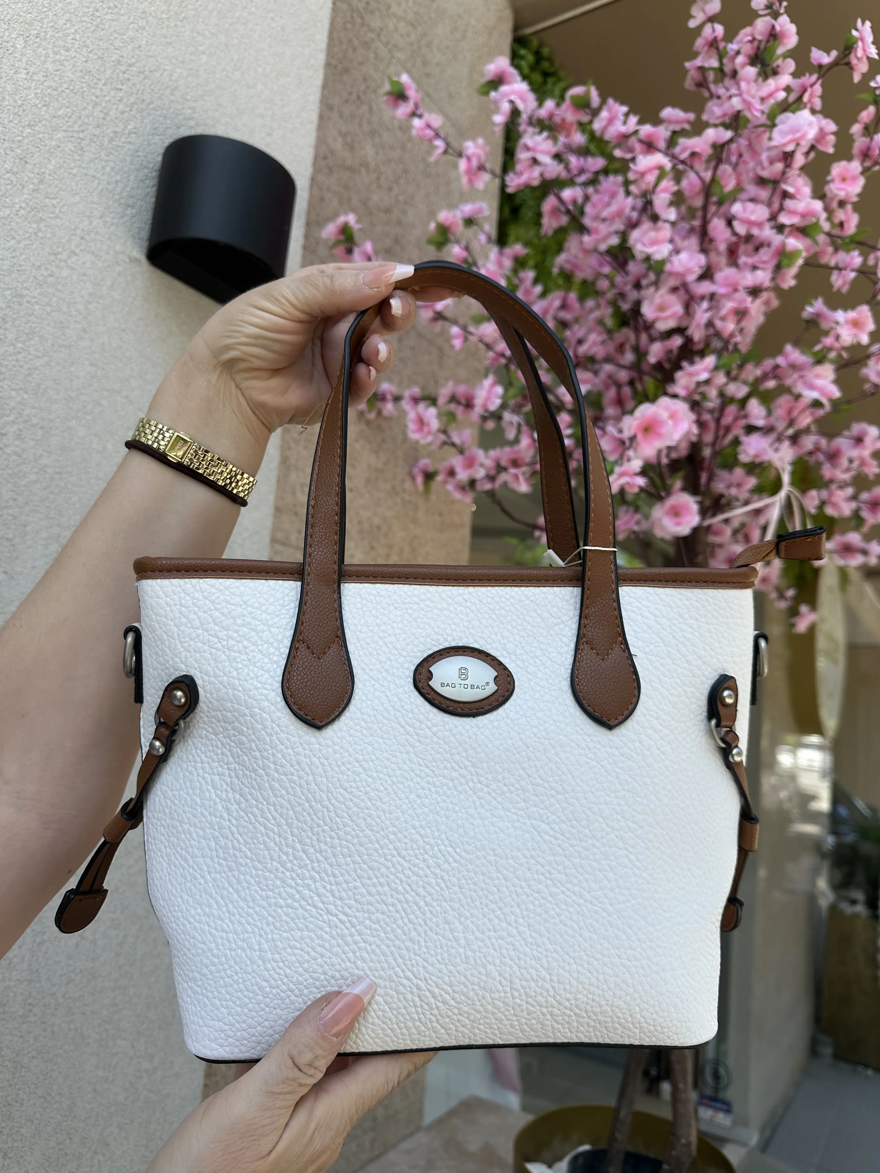 Λευκή δερματίνη τσάντα με κάμελ λεπτομέρεια