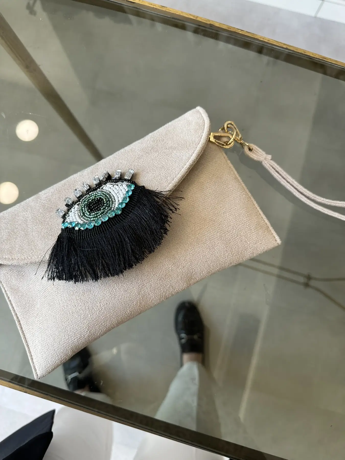 Σουέτ πορτοφόλι με λεπτομέρεια μάτι με λουράκι