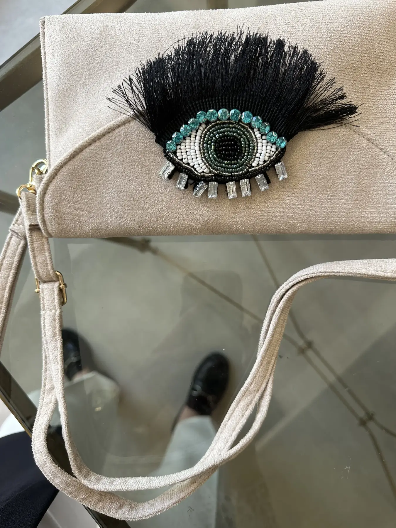 Σουέτ πορτοφόλι με λεπτομέρεια μάτι με λουράκι