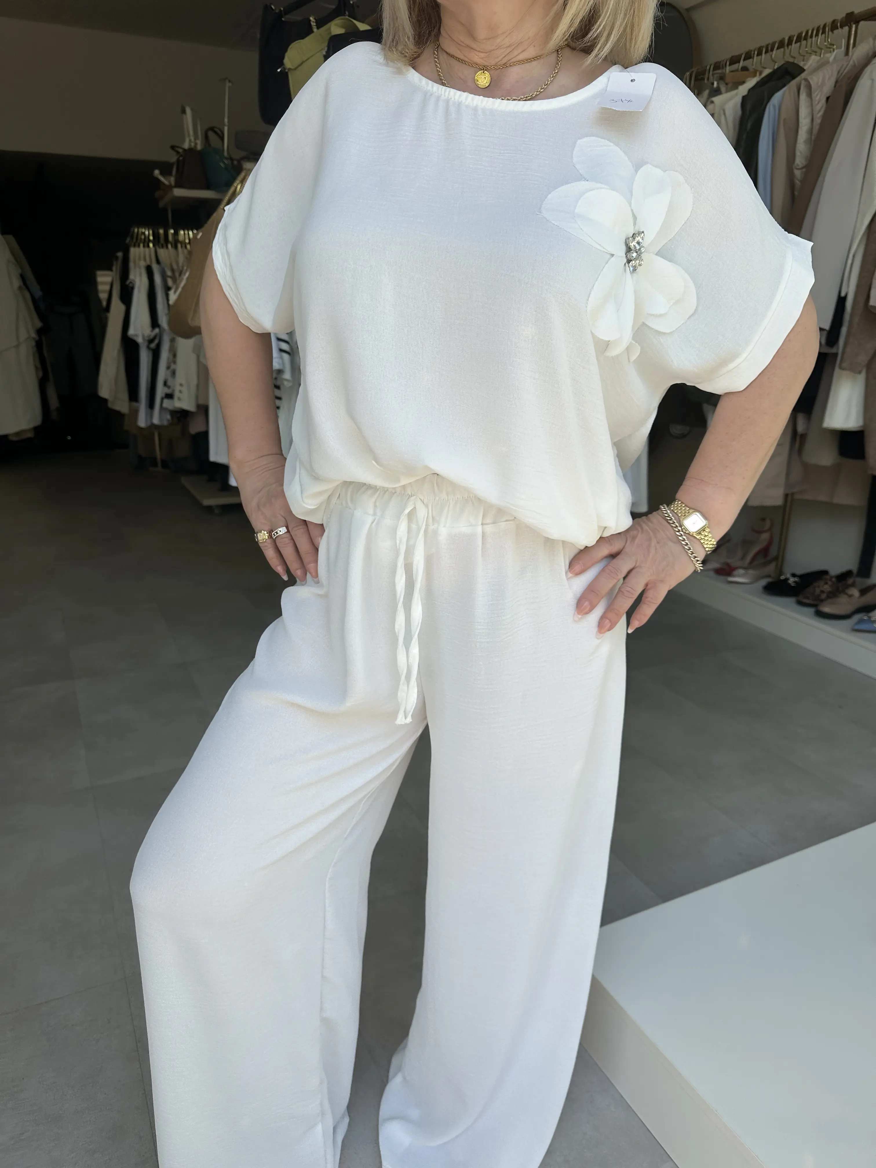 Λευκό αέρινο σετ με λεπτομέρεια λουλούδι στράς