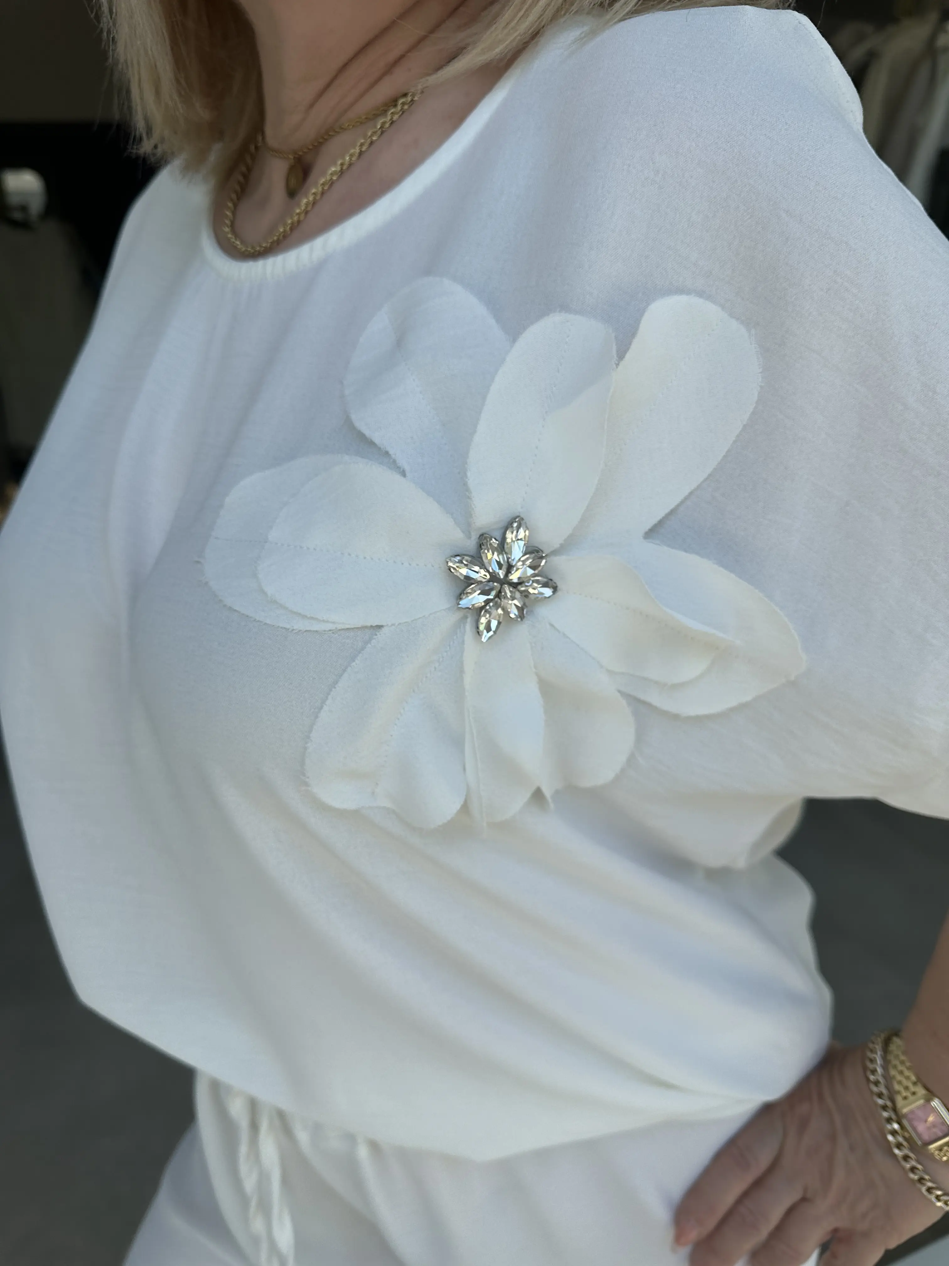 Λευκό αέρινο σετ με λεπτομέρεια λουλούδι στράς