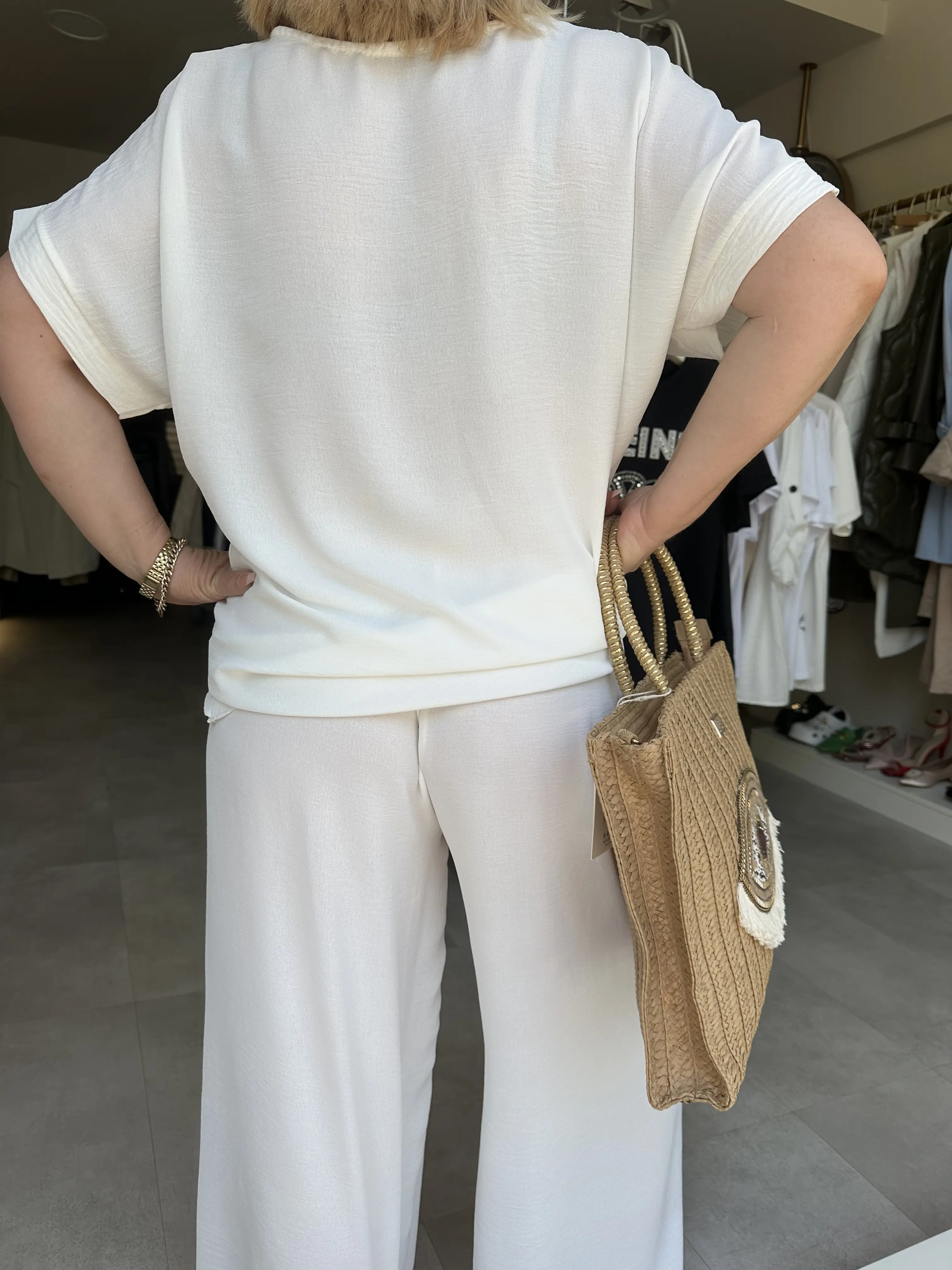 Λευκό αέρινο σετ με λεπτομέρεια λουλούδι στράς