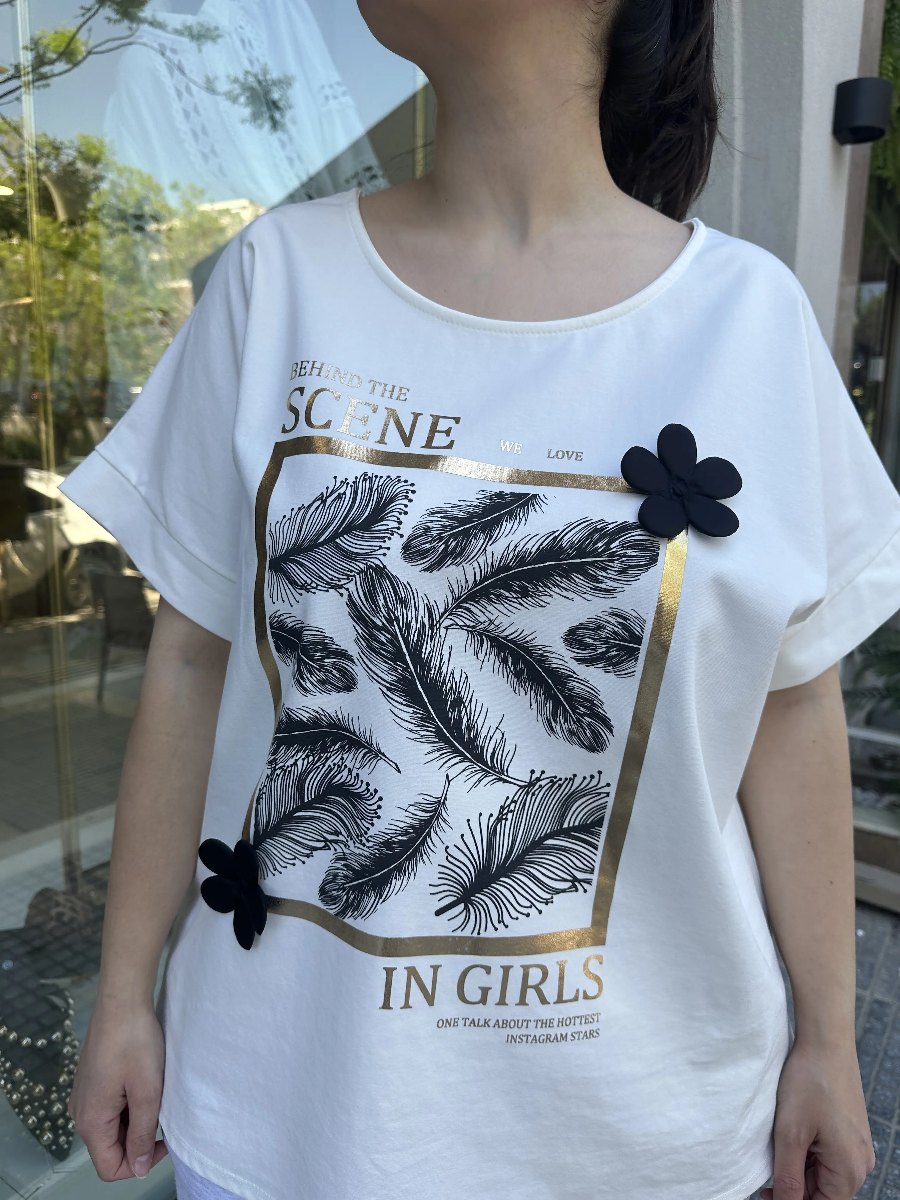 κοντομάνικη μπλούζα με διακοσμητικά λουλούδια