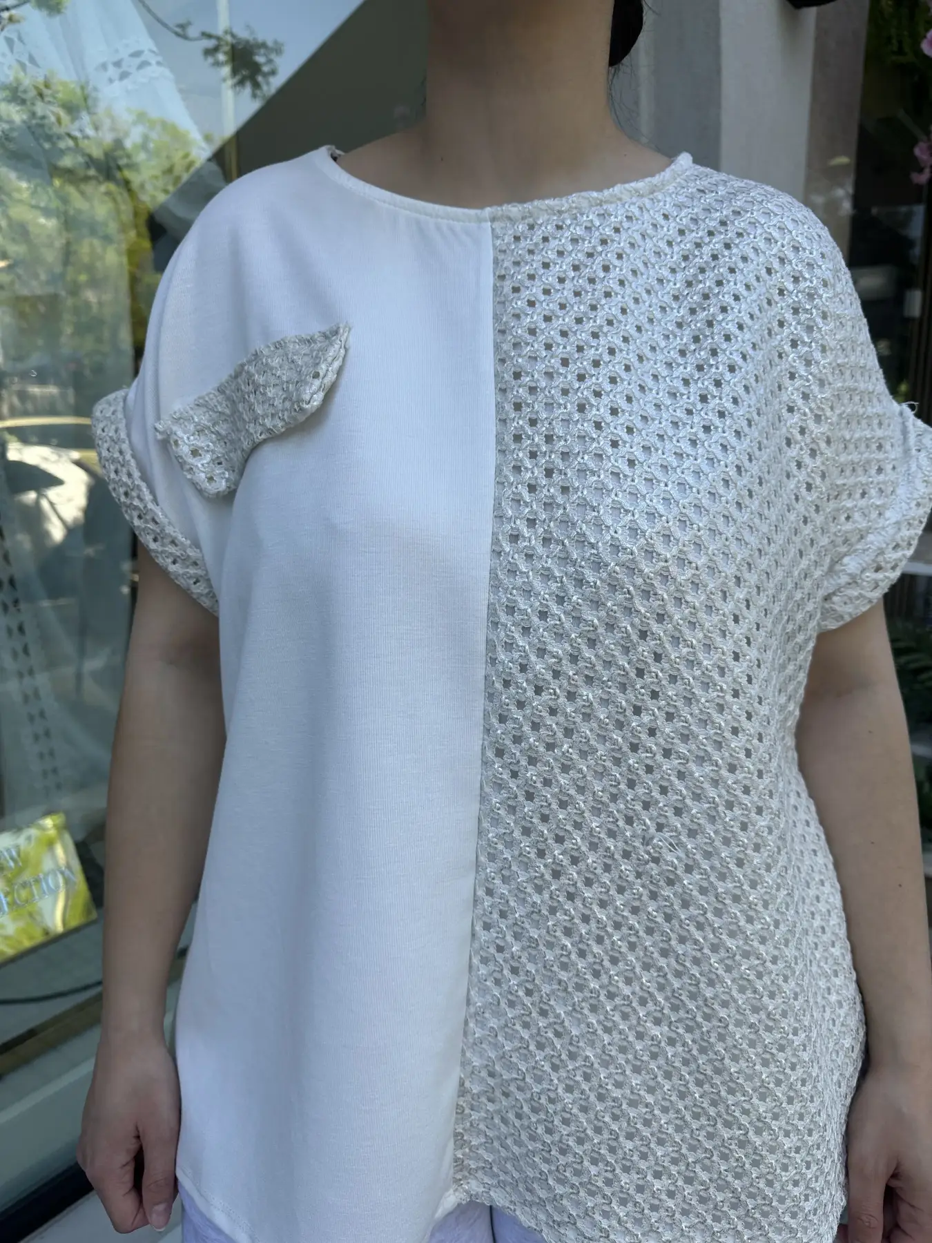 Λευκή μπλούζα με λεπτομέρεια διάτρητο ύφασμα