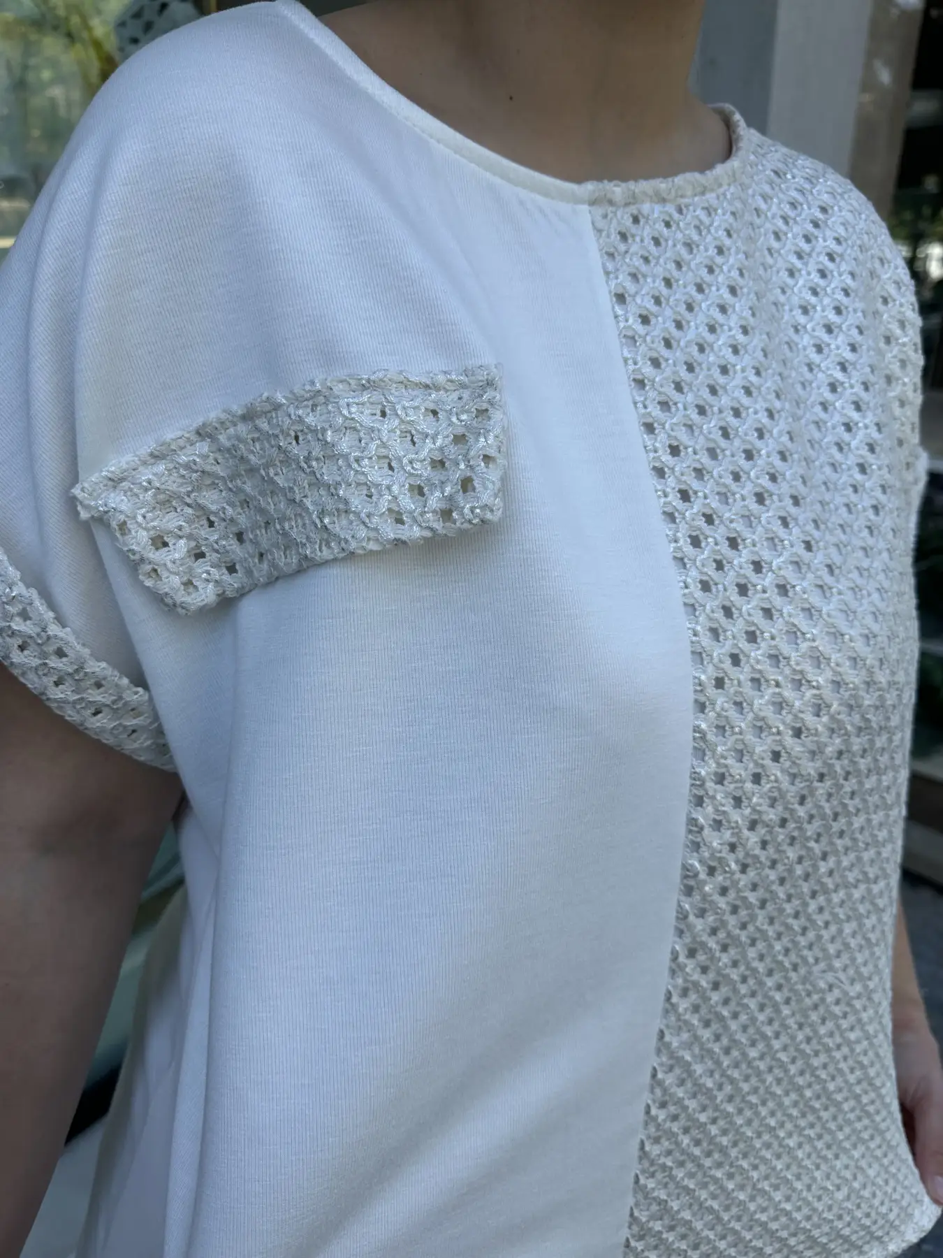 Λευκή μπλούζα με λεπτομέρεια διάτρητο ύφασμα