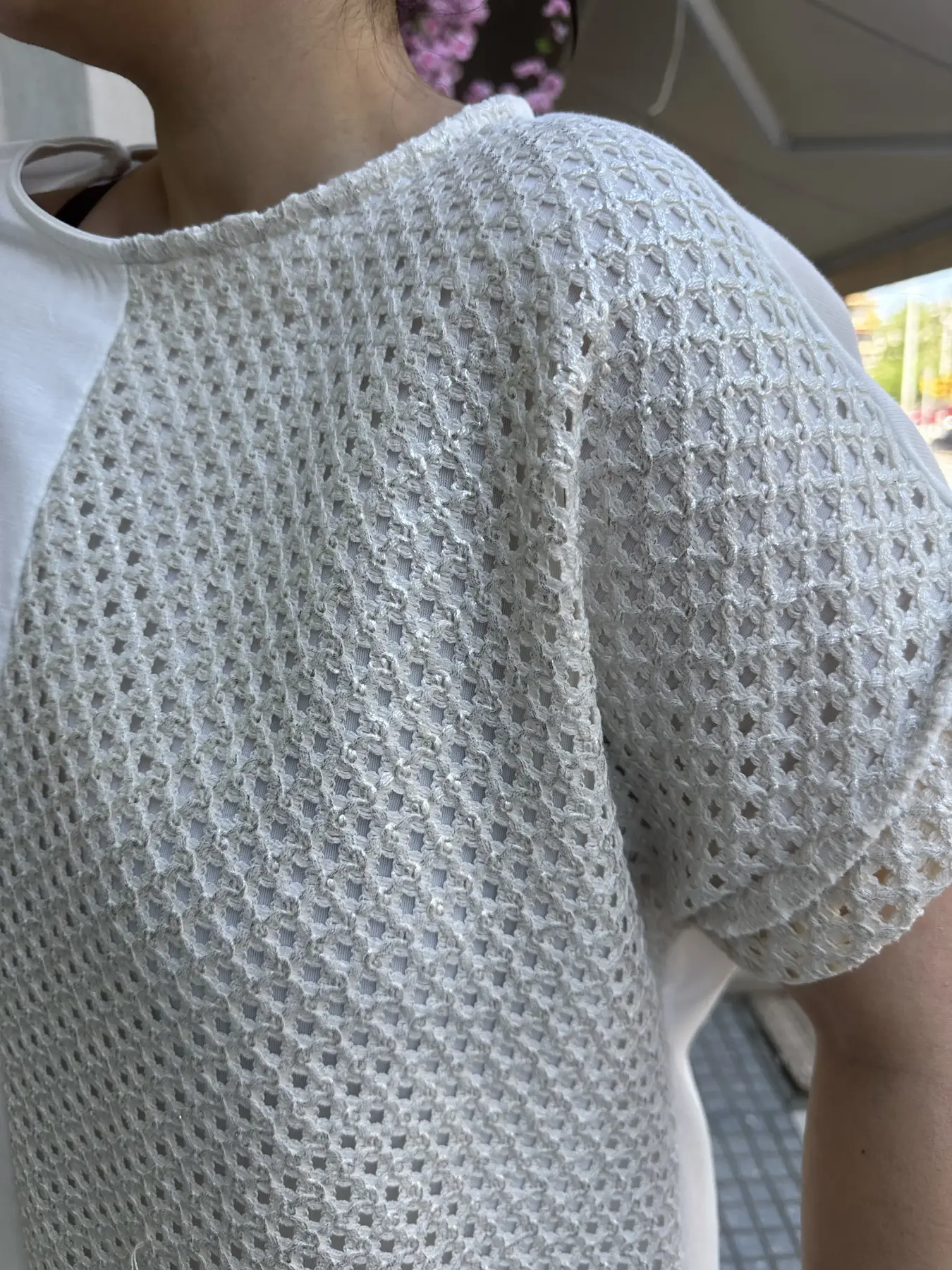 Λευκή μπλούζα με λεπτομέρεια διάτρητο ύφασμα