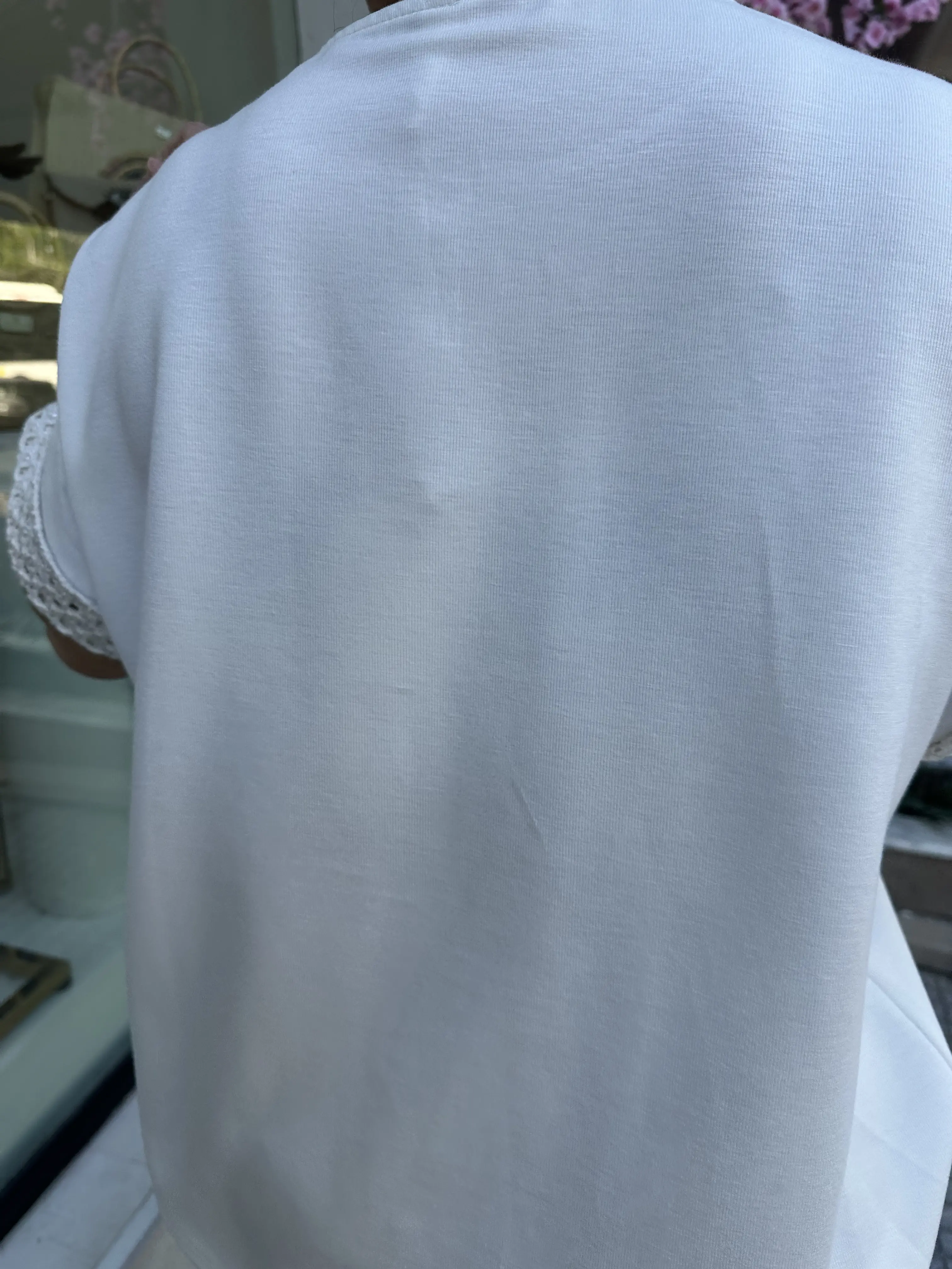 Λευκή μπλούζα με λεπτομέρεια διάτρητο ύφασμα