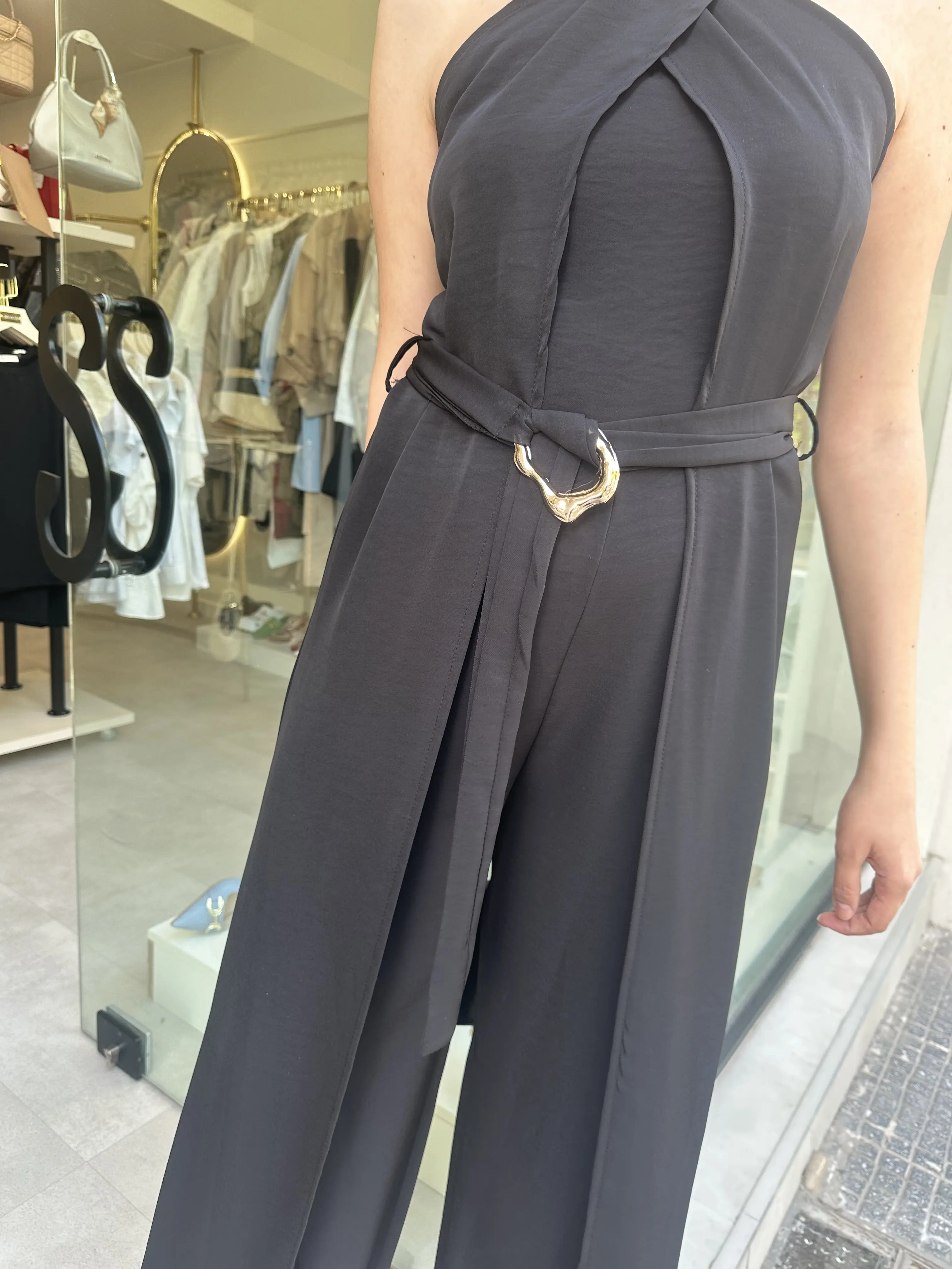 Μαύρη ολόσωμη φόρμα με χιαστί δέσιμο στον λαιμό